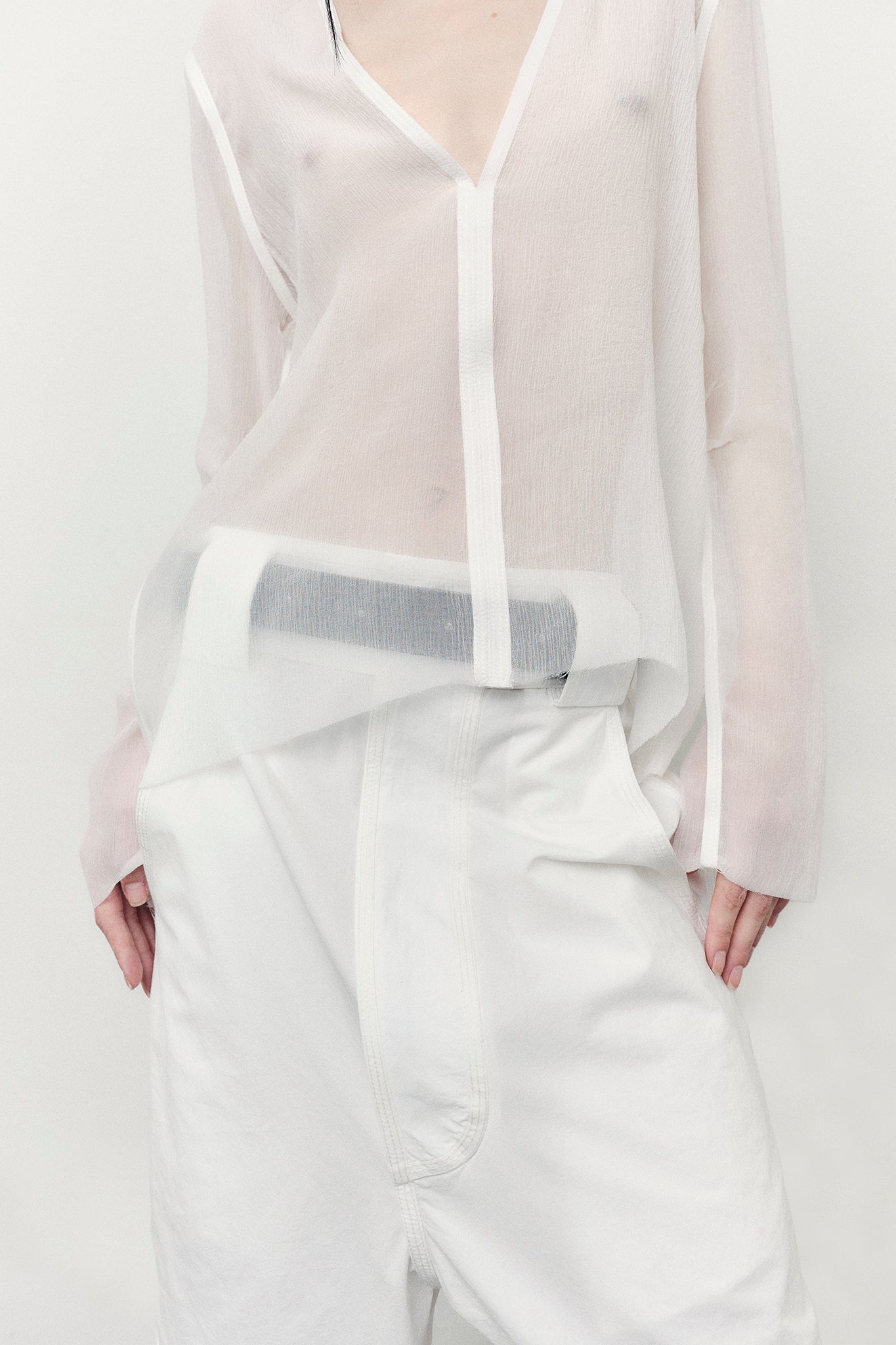 Blusa Slim Decote V em Seda Chiffon - Branco