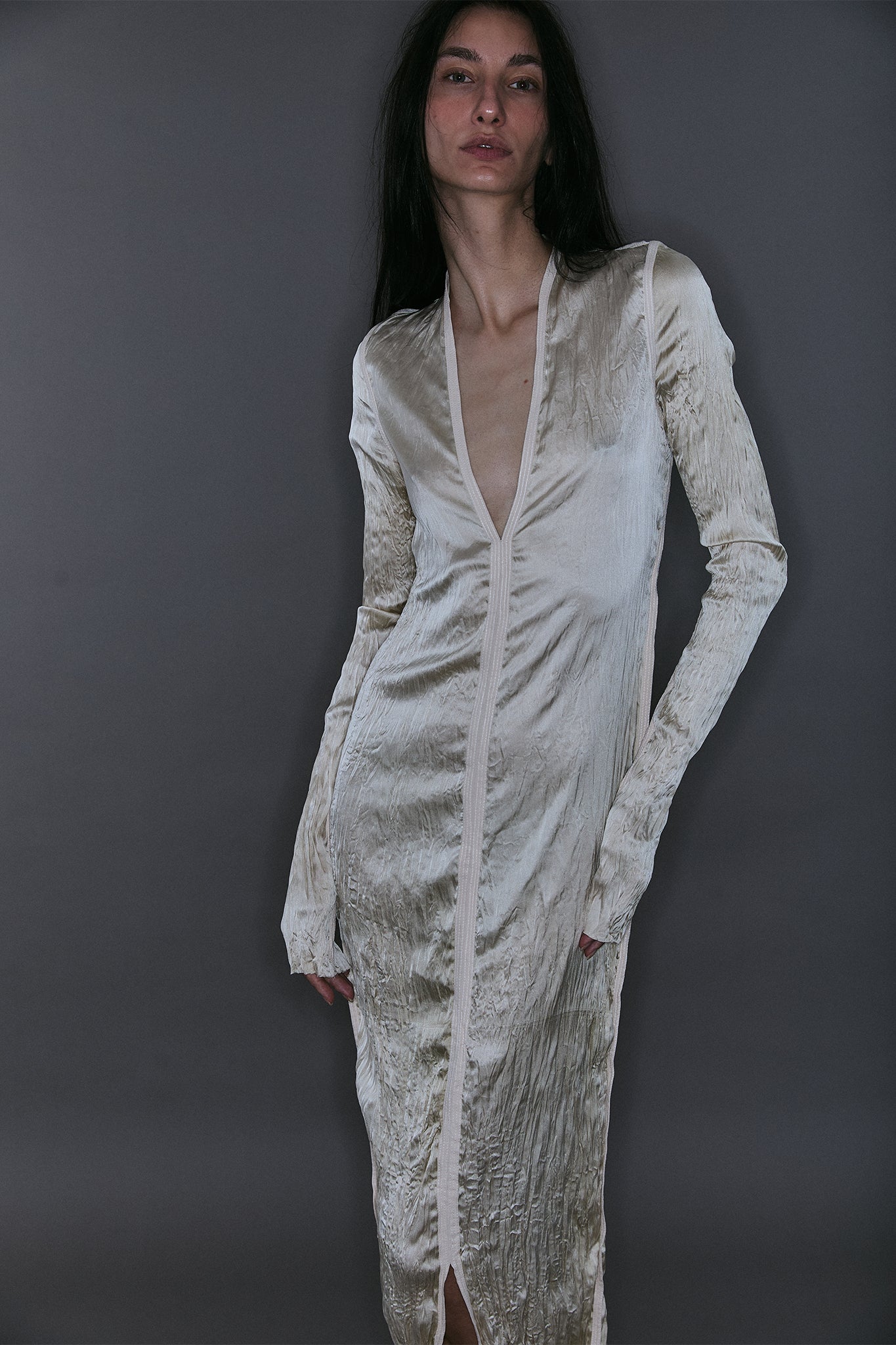 Maxi Vestido Decote V em Seda Plissada - Off-White