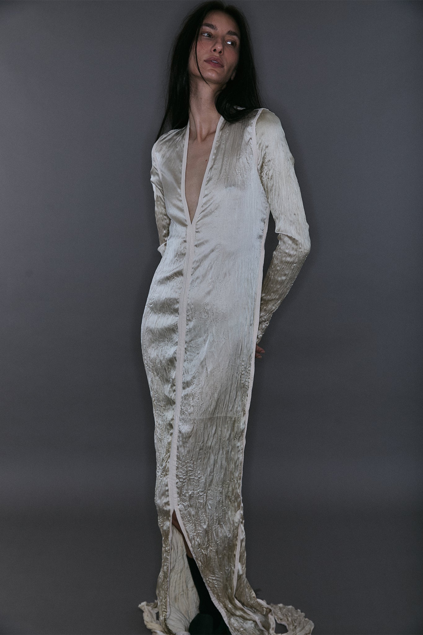 Maxi Vestido Decote V em Seda Plissada - Off-White