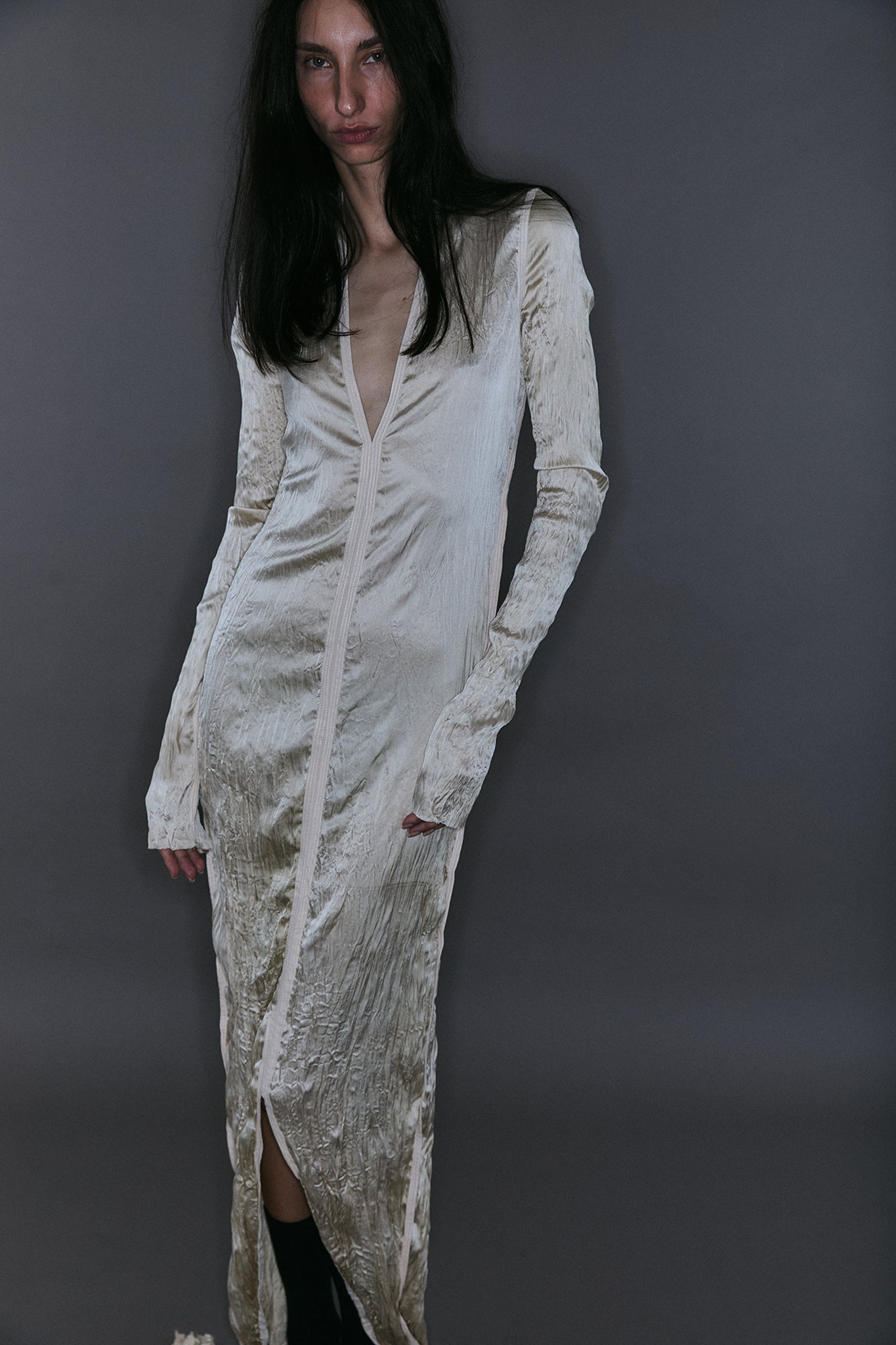 Maxi Vestido Decote V em Seda Plissada - Off-White