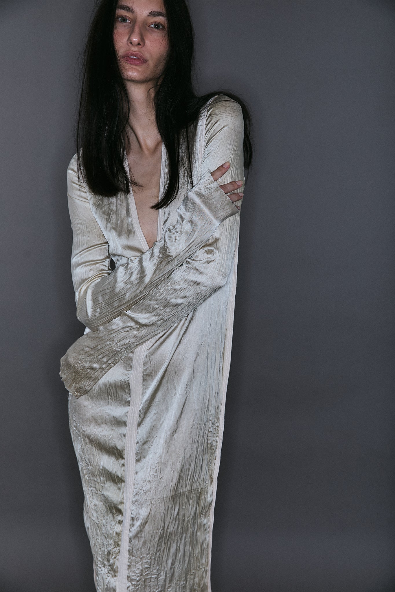 Maxi Vestido Decote V em Seda Plissada - Off-White
