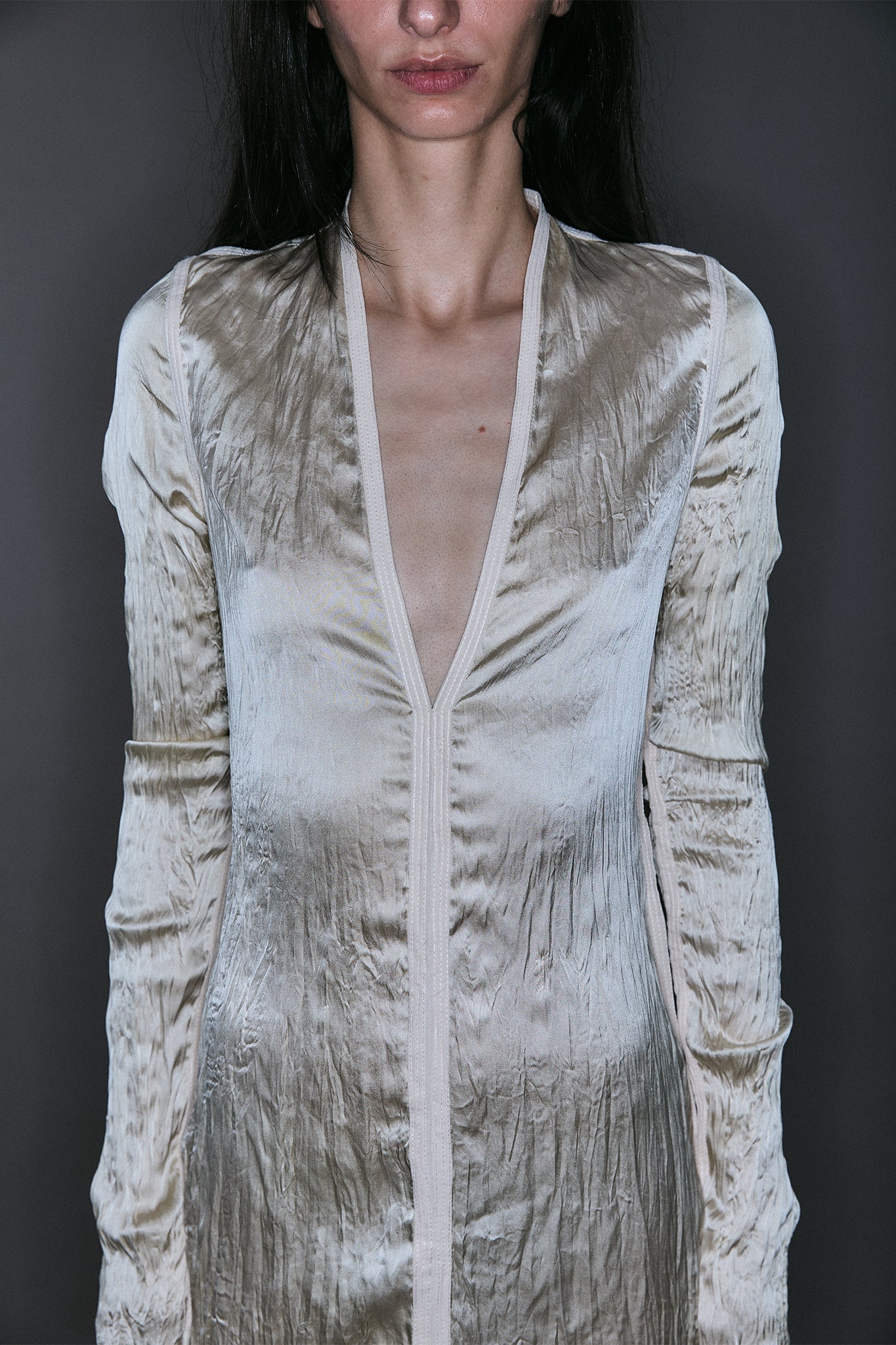Maxi Vestido Decote V em Seda Plissada - Off-White