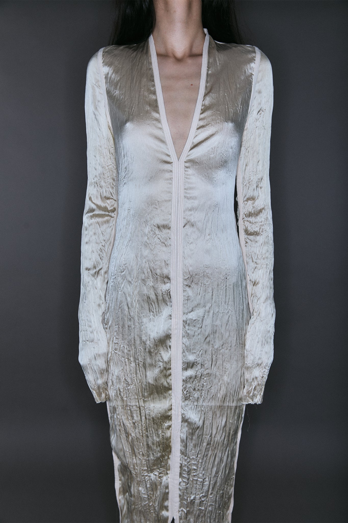 Maxi Vestido Decote V em Seda Plissada - Off-White