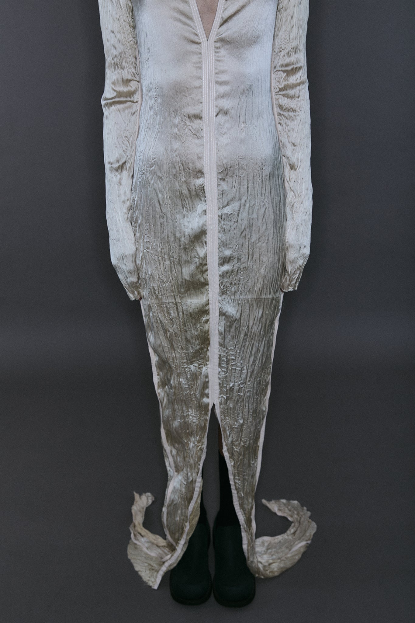 Maxi Vestido Decote V em Seda Plissada - Off-White
