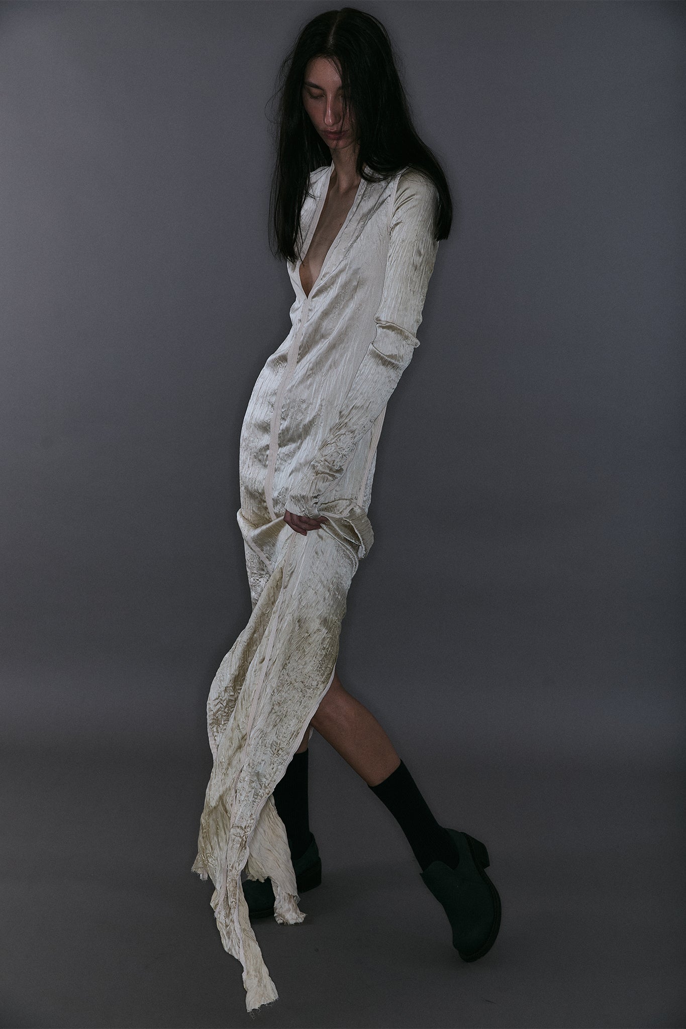 Maxi Vestido Decote V em Seda Plissada - Off-White