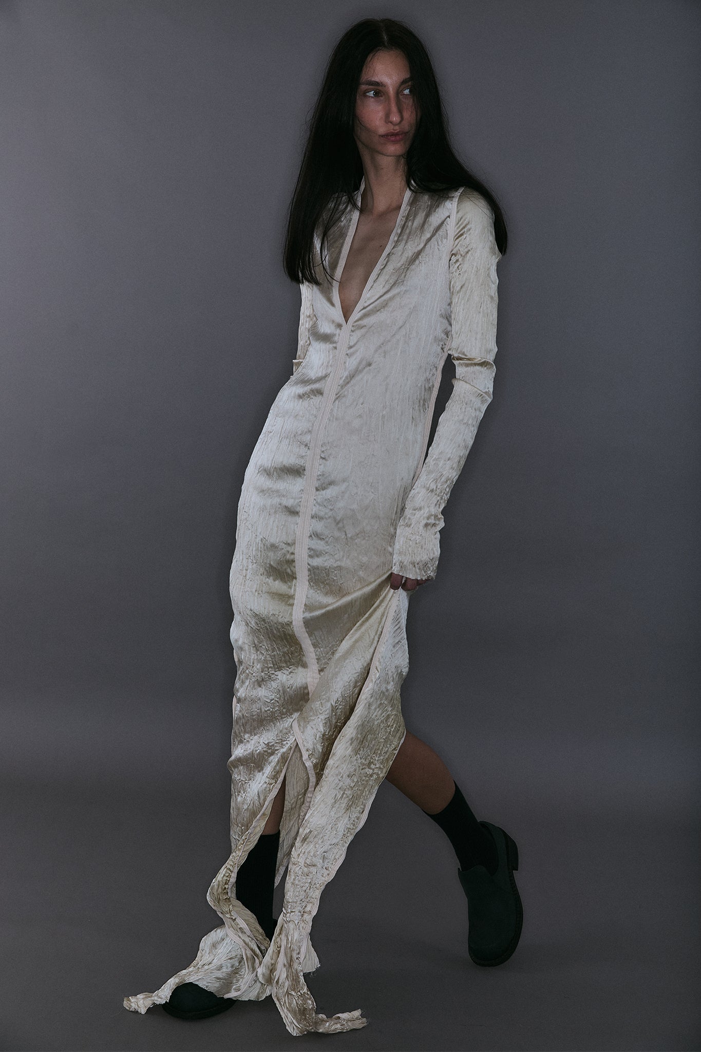 Maxi Vestido Decote V em Seda Plissada - Off-White