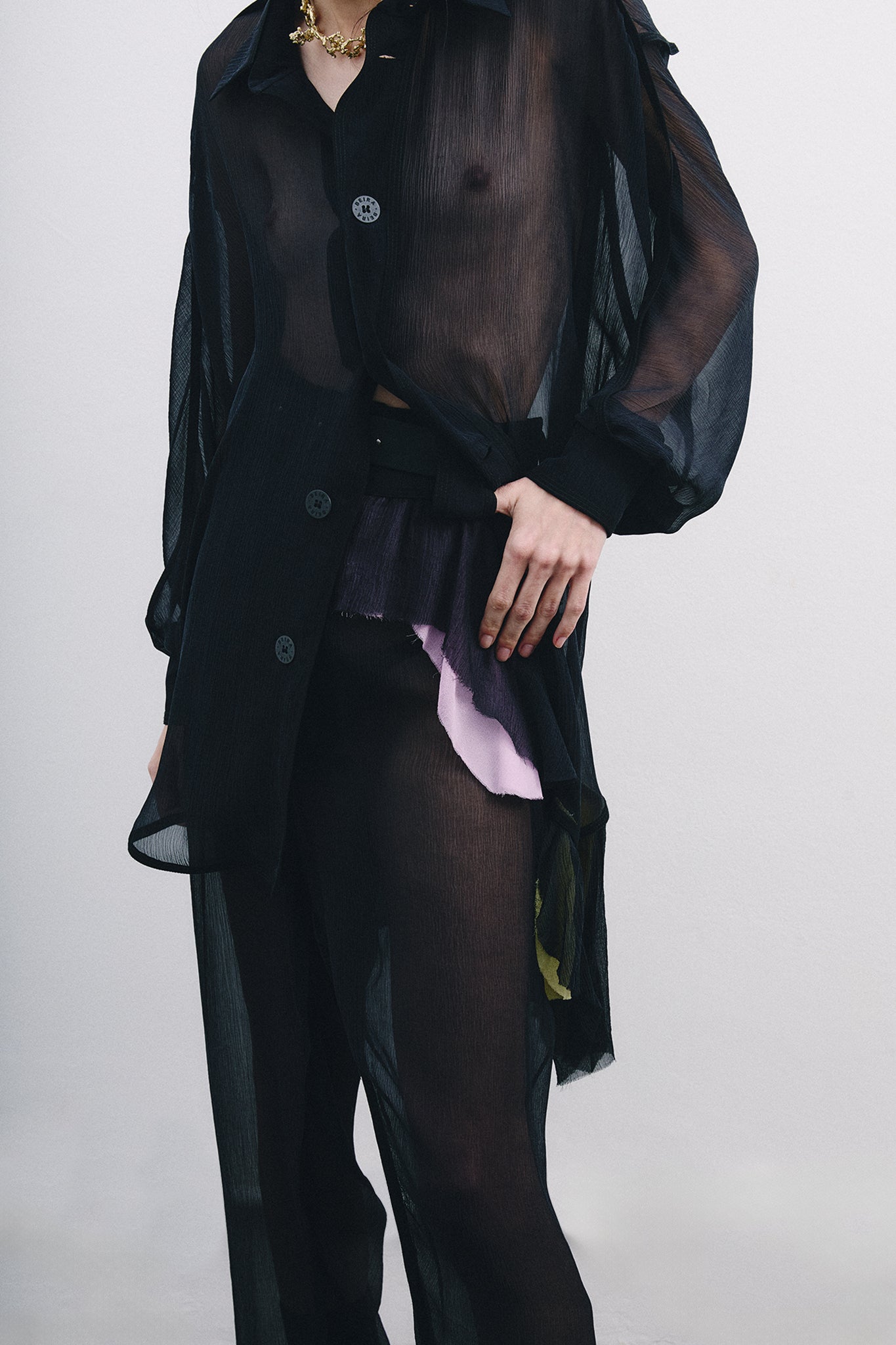 Calça Pirata Detalhe Colorido em Seda Chiffon - Preto