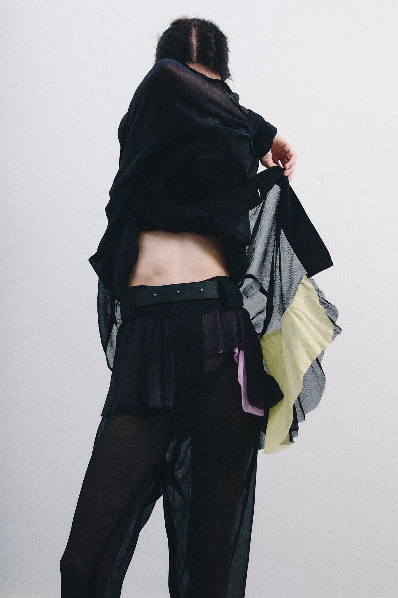 Calça Pirata Detalhe Colorido em Seda Chiffon - Preto