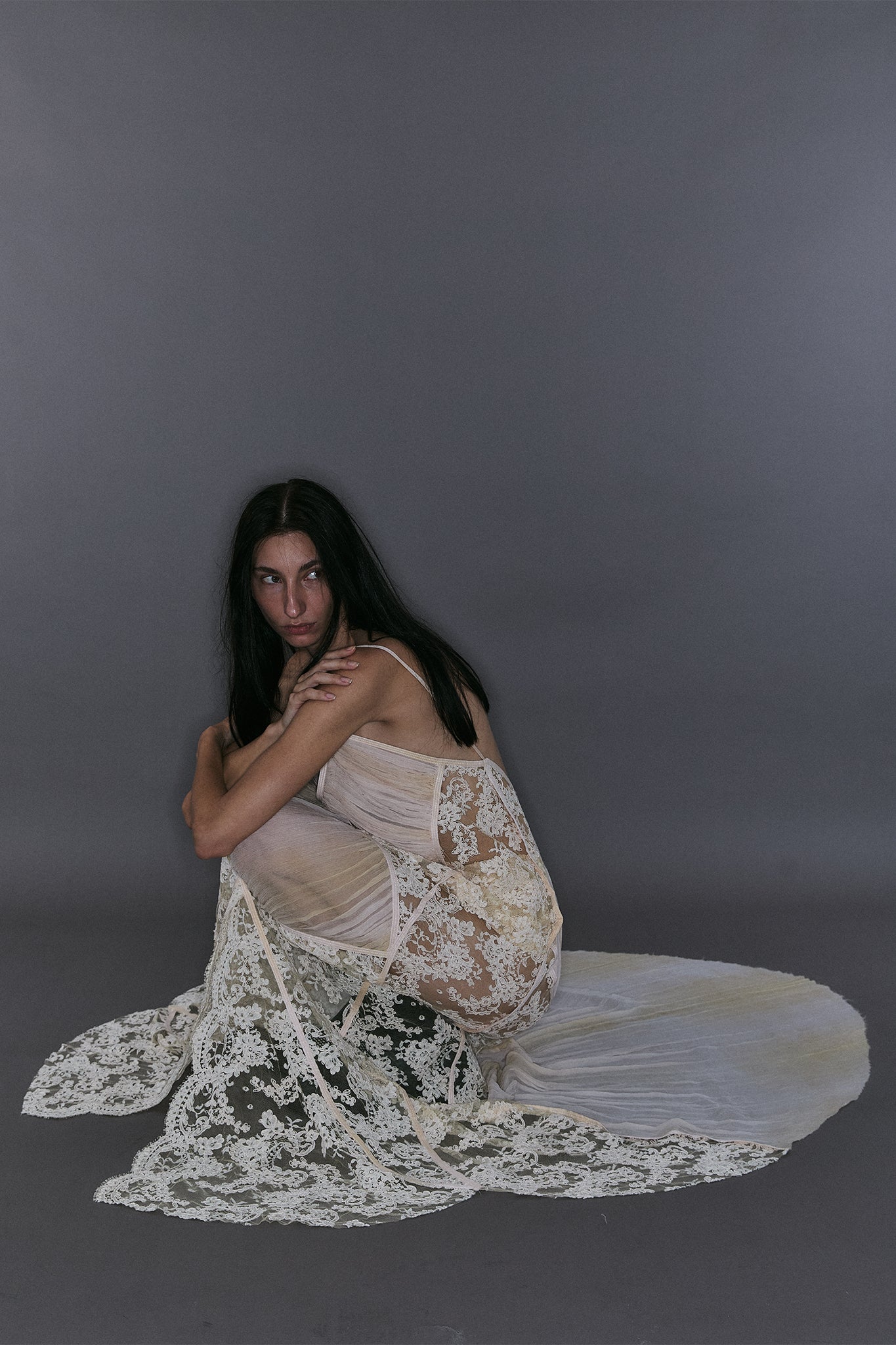 Vestido em Renda Francesa com Losangos Plissados - Off-White