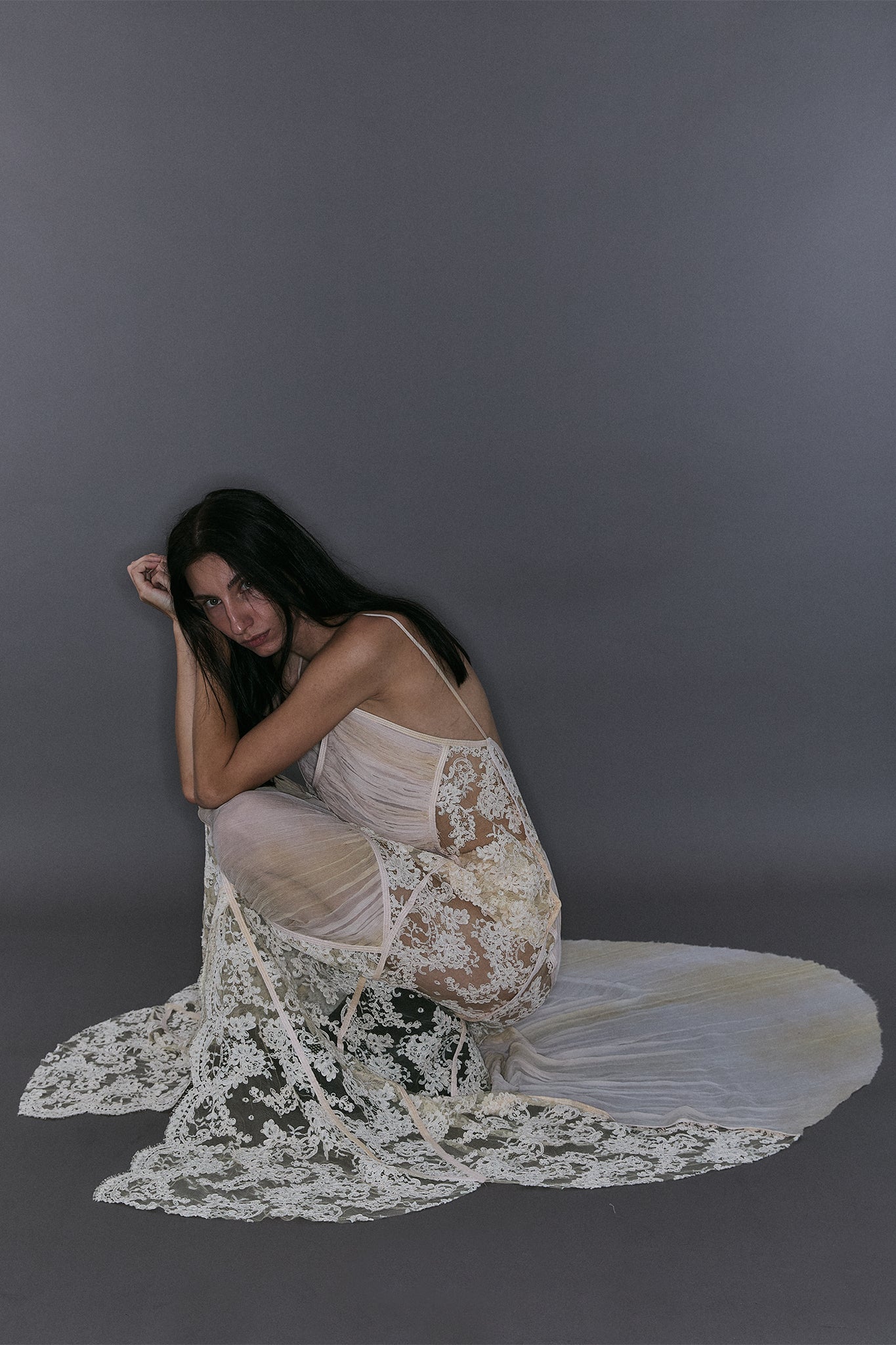 Vestido em Renda Francesa com Losangos Plissados - Off-White