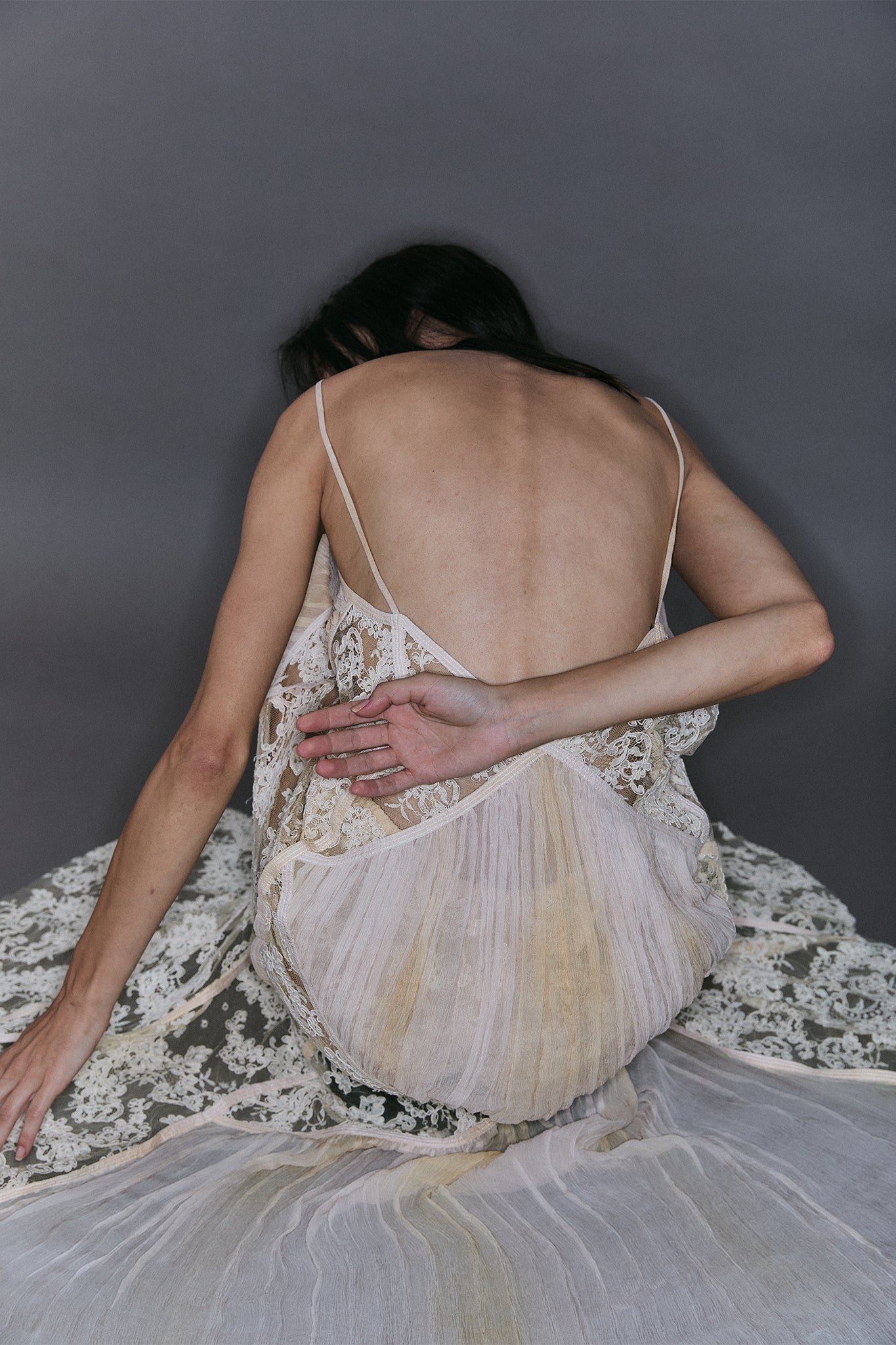 Vestido em Renda Francesa com Losangos Plissados - Off-White