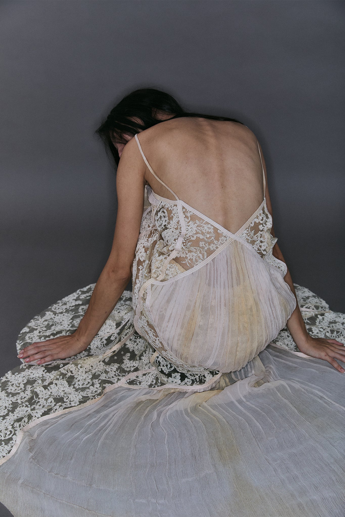 Vestido em Renda Francesa com Losangos Plissados - Off-White