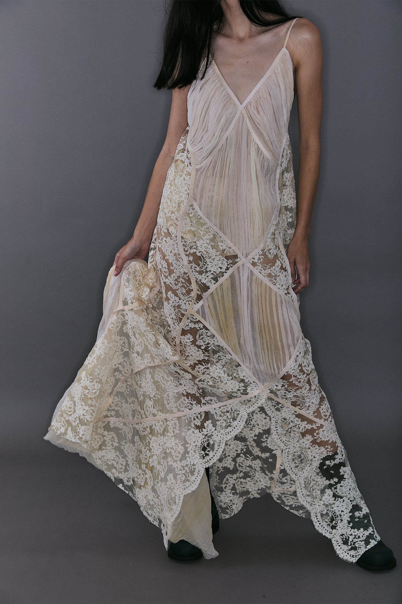 Vestido em Renda Francesa com Losangos Plissados - Off-White