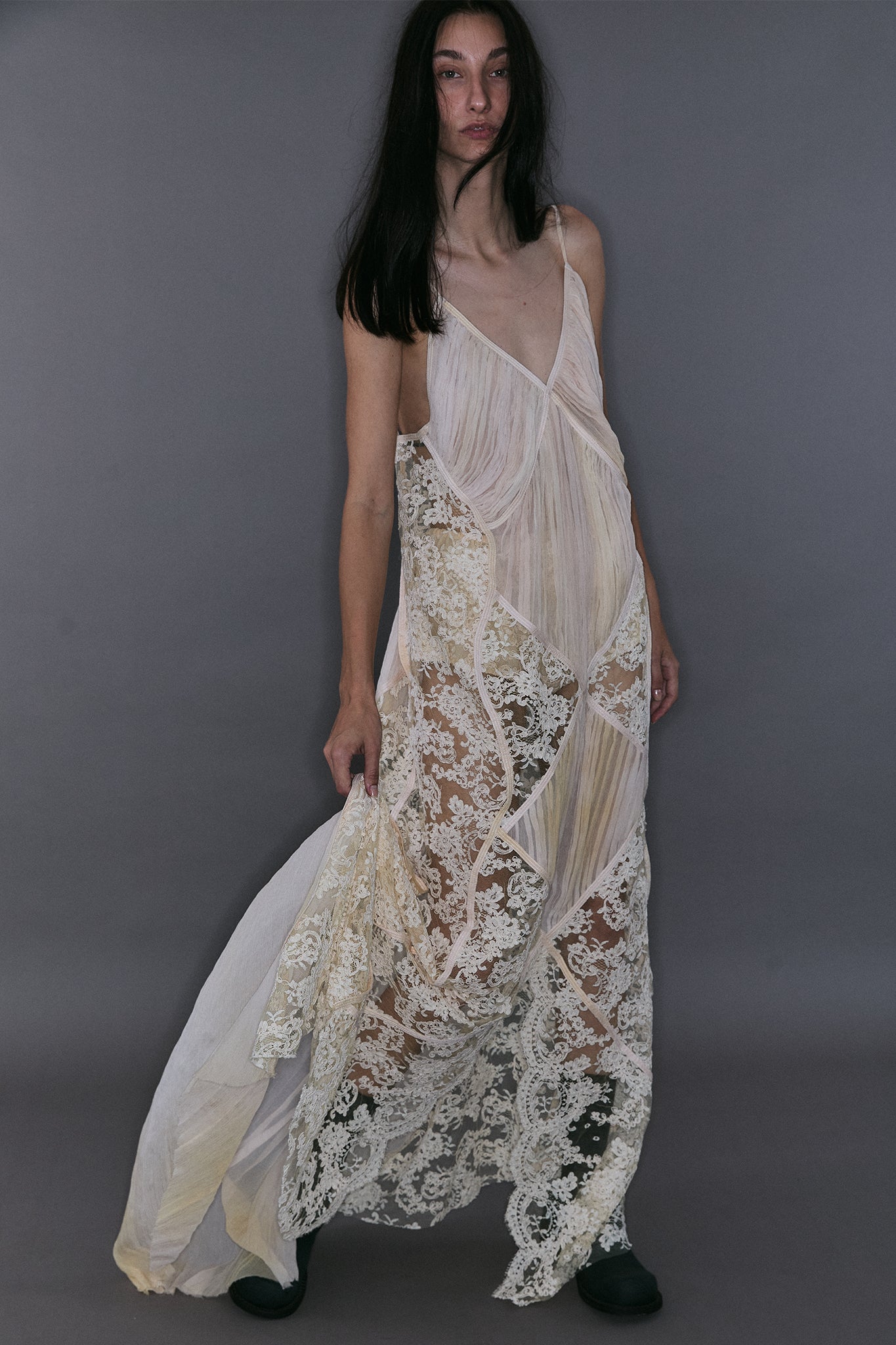Vestido em Renda Francesa com Losangos Plissados - Off-White
