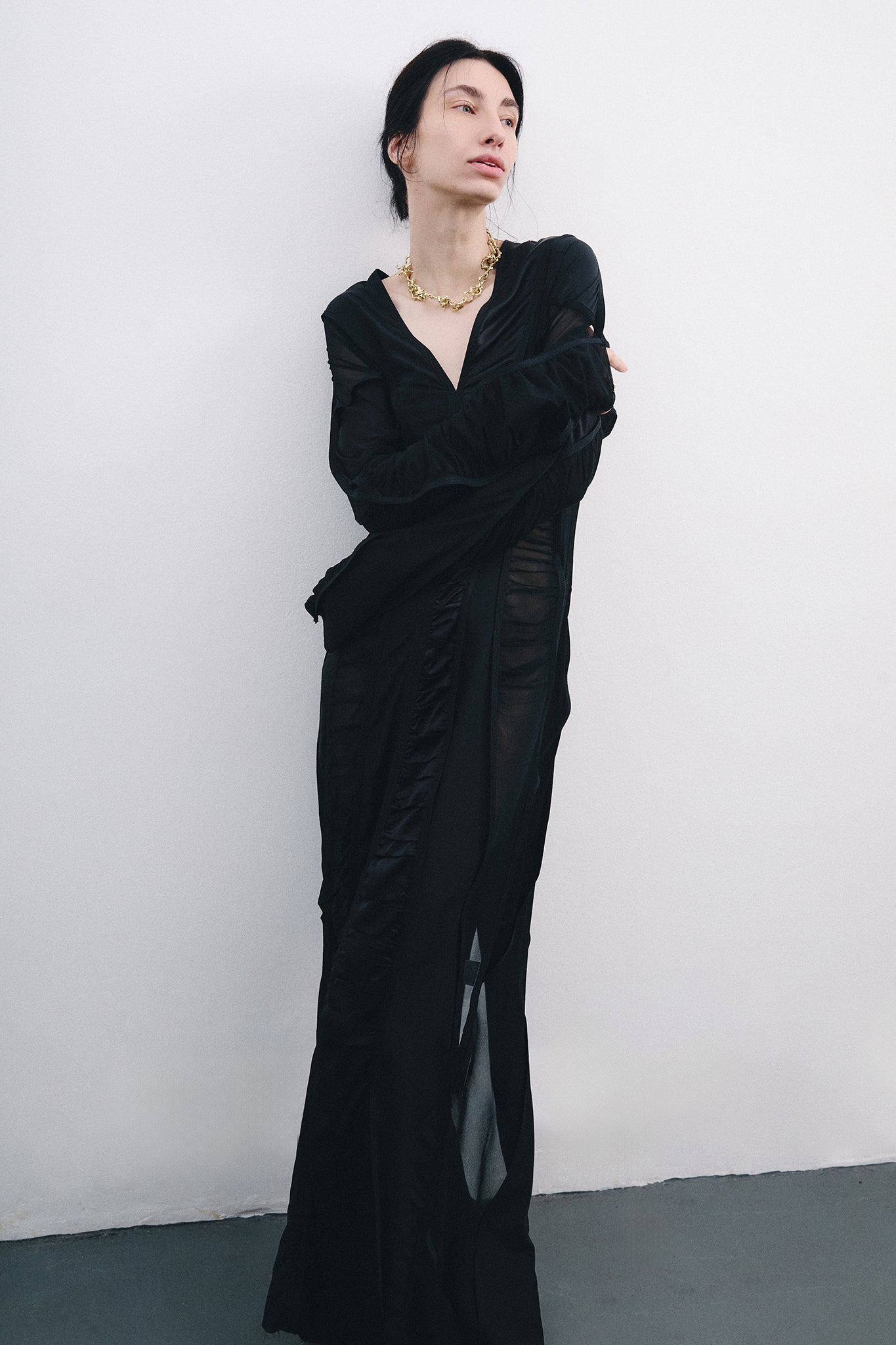 Vestido Decote V com Recortes Verticais em Seda - Preto