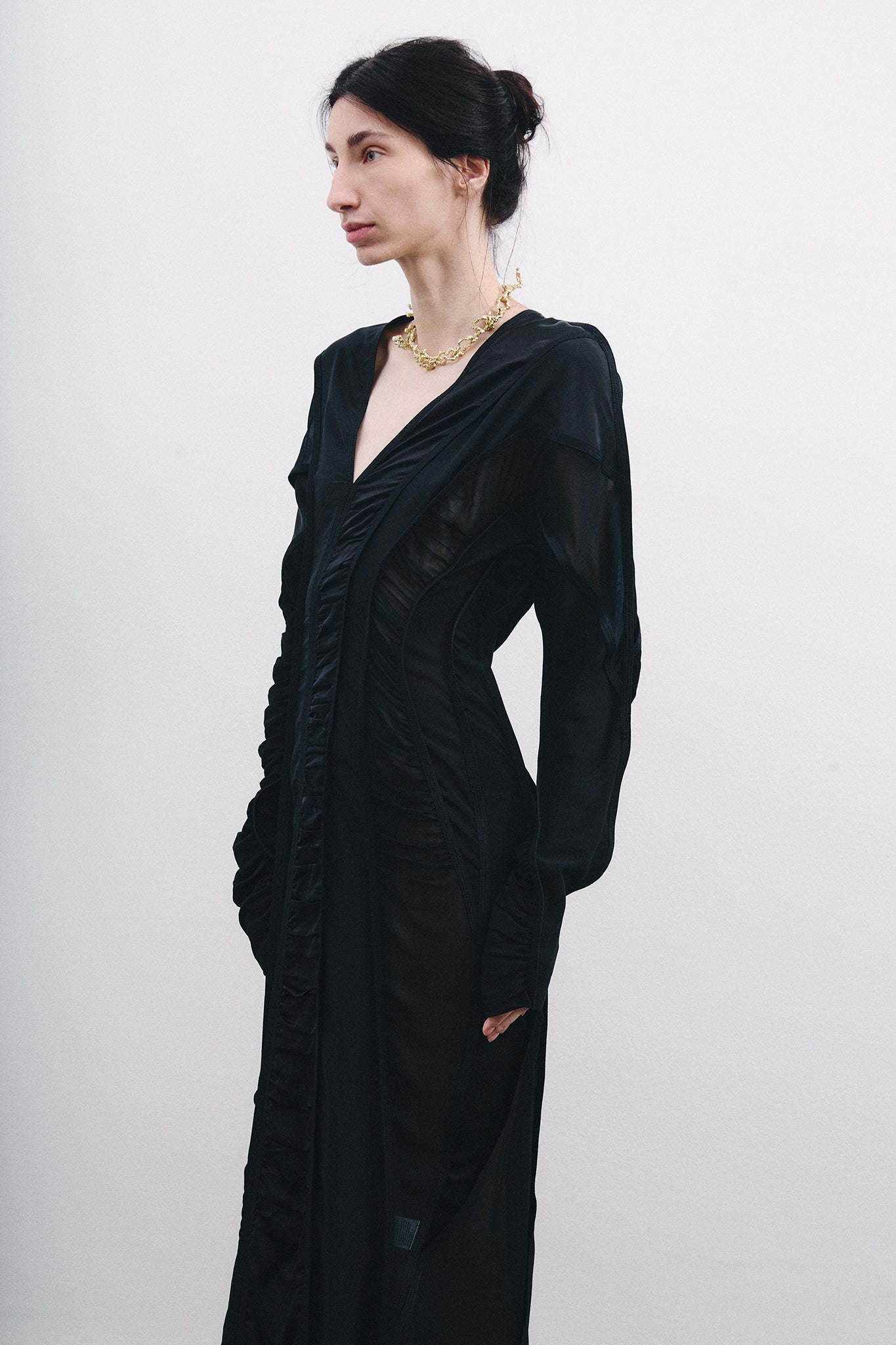 Vestido Decote V com Recortes Verticais em Seda - Preto