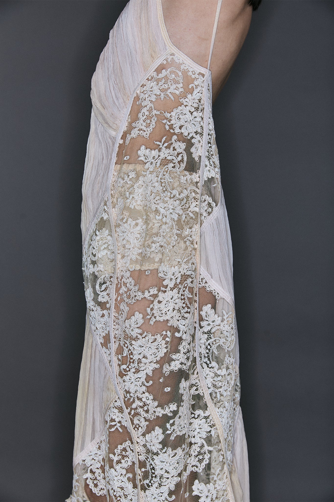 Vestido em Renda Francesa com Losangos Plissados - Off-White