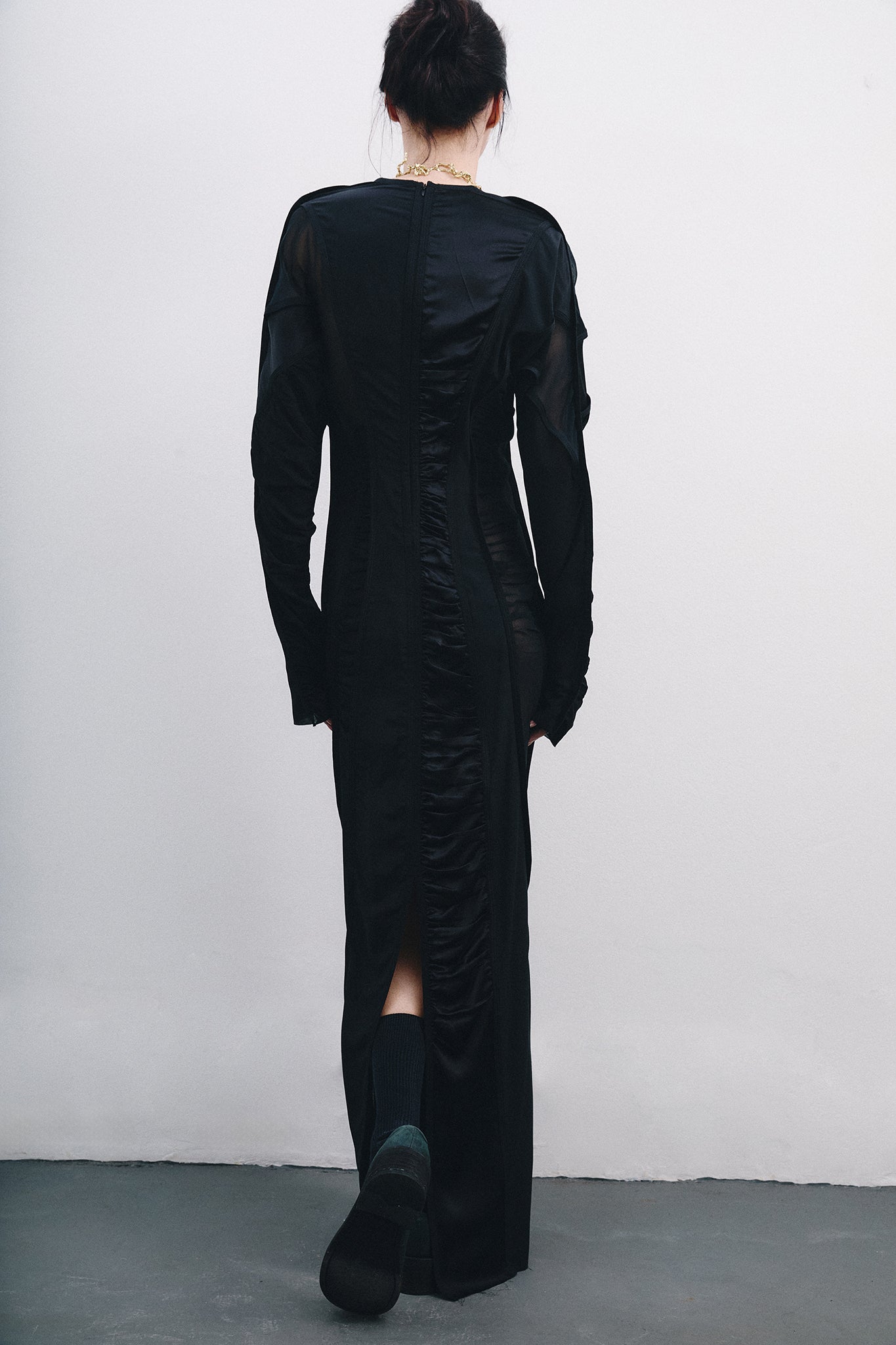 Vestido Decote V com Recortes Verticais em Seda - Preto