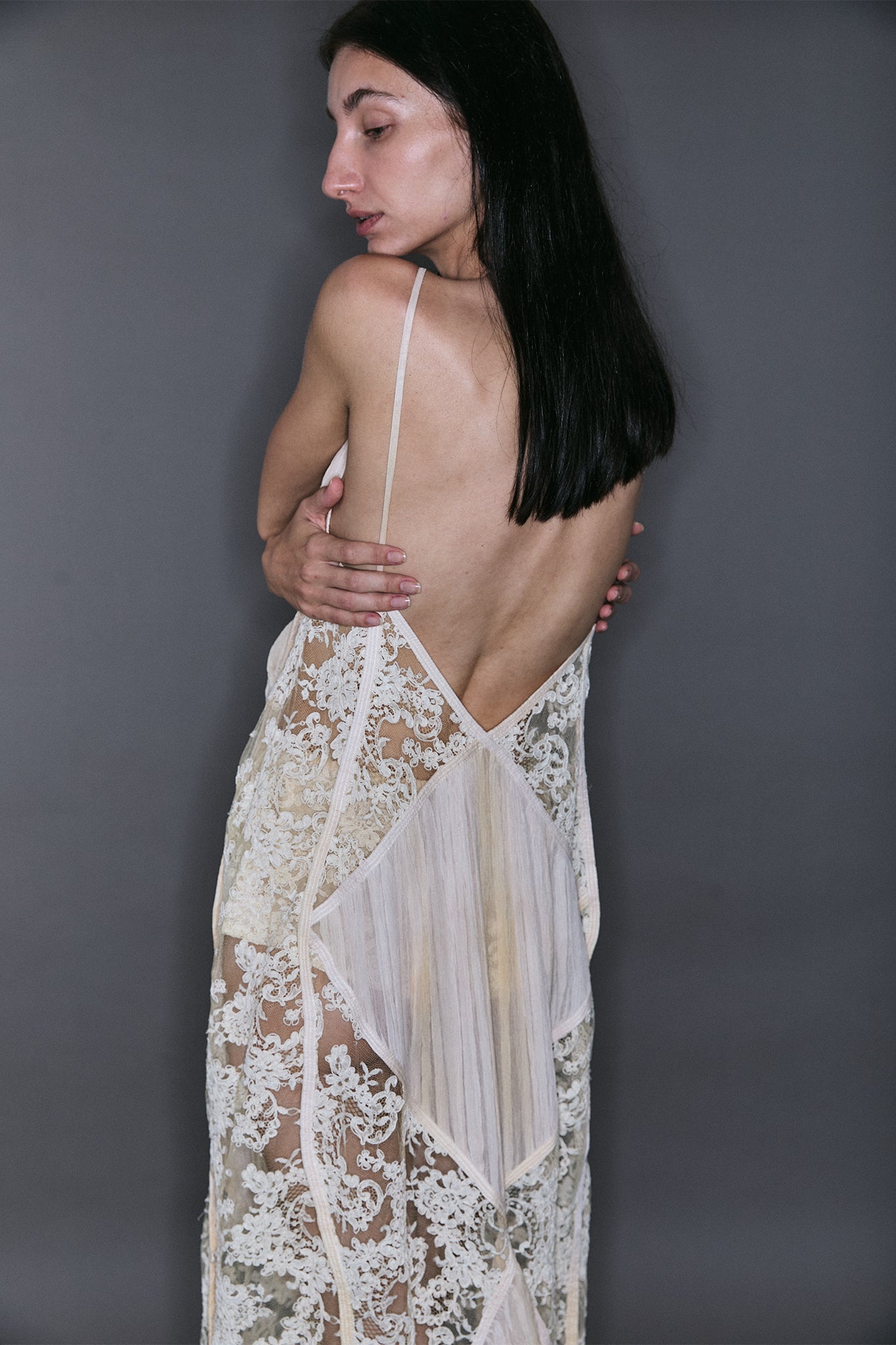 Vestido em Renda Francesa com Losangos Plissados - Off-White