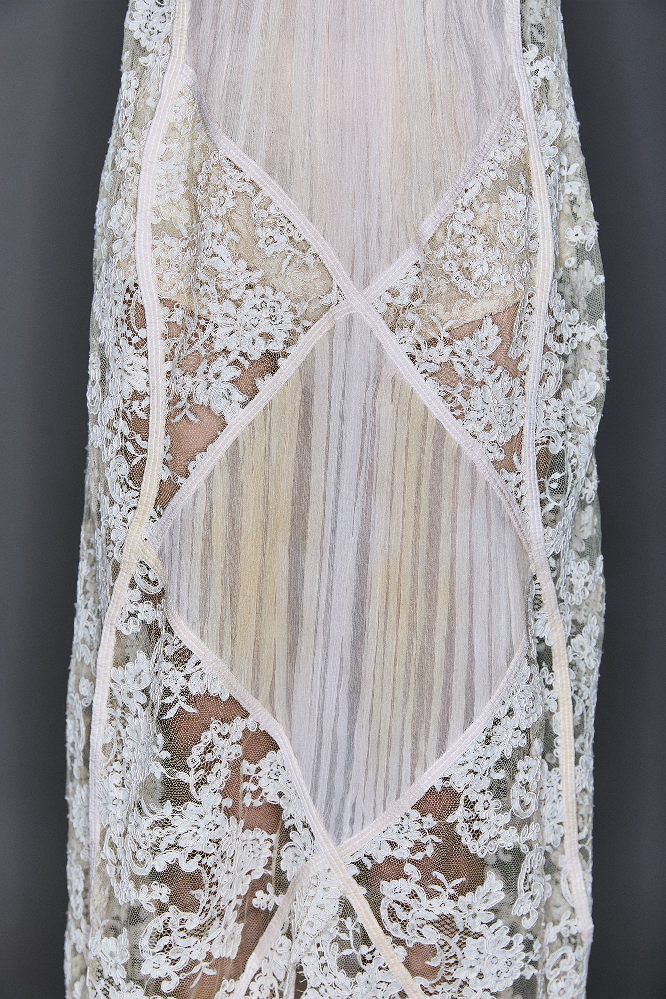 Vestido em Renda Francesa com Losangos Plissados - Off-White