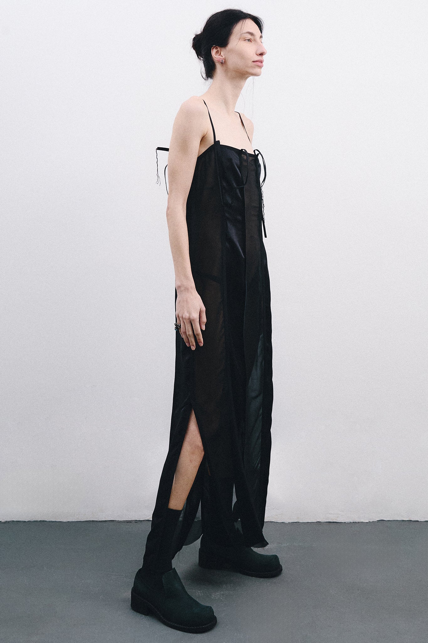 Vestido com Recortes Verticais em Seda - Preto