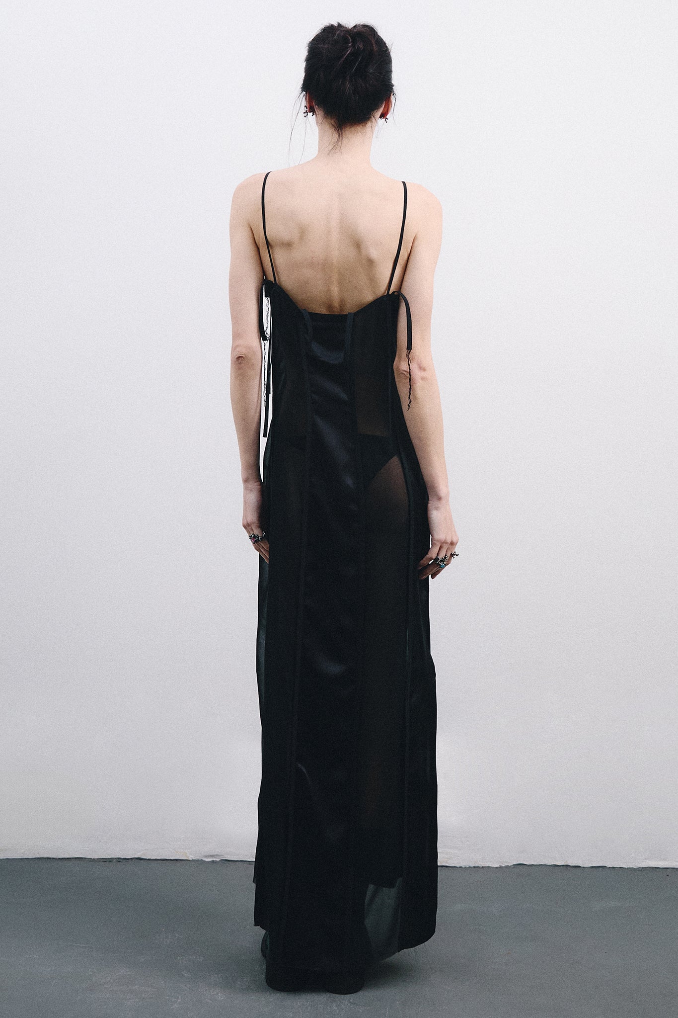 Vestido com Recortes Verticais em Seda - Preto