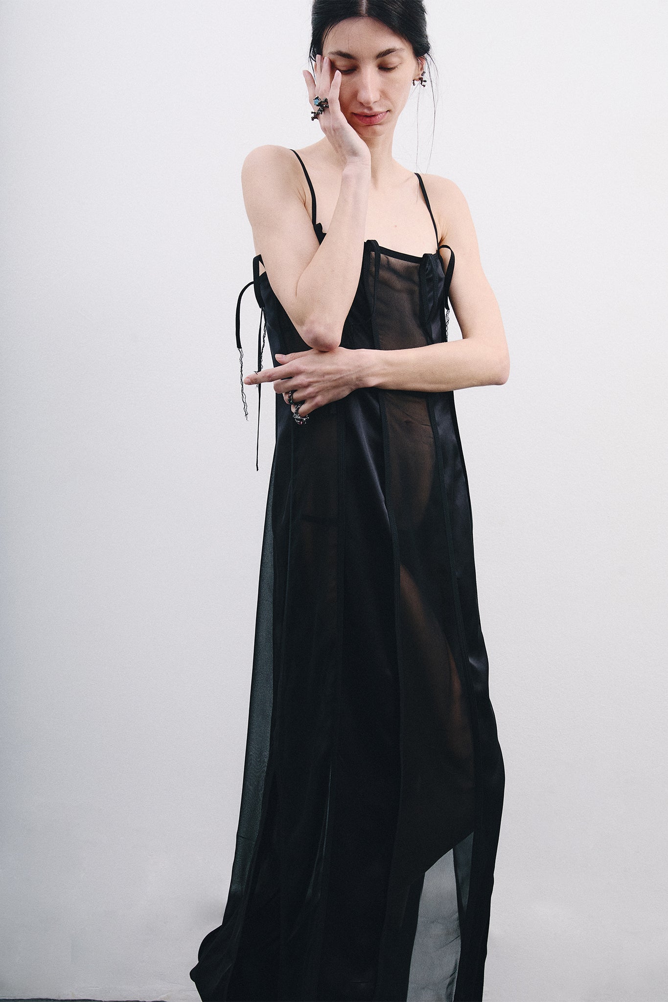 Vestido com Recortes Verticais em Seda - Preto