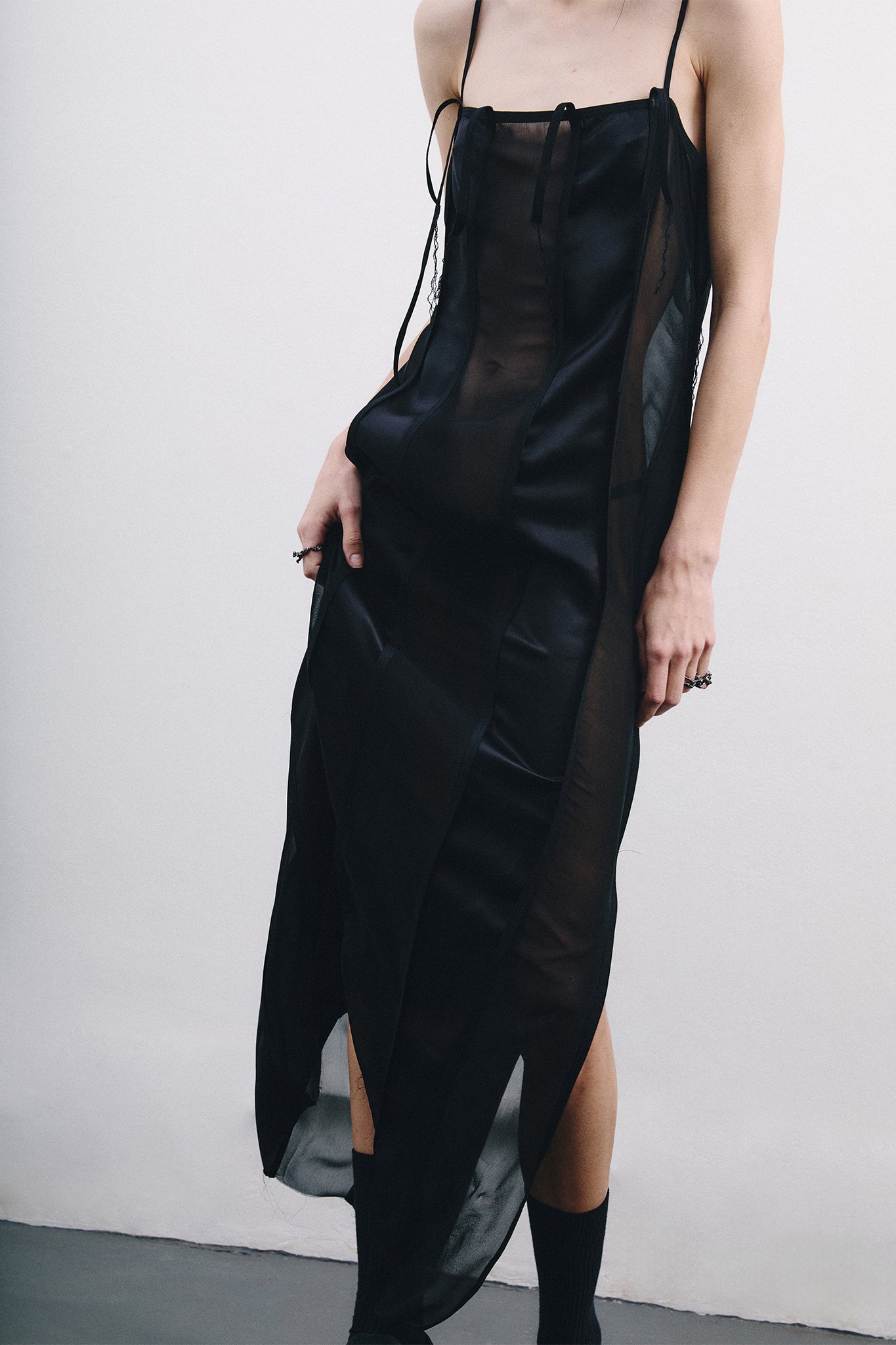 Vestido com Recortes Verticais em Seda - Preto