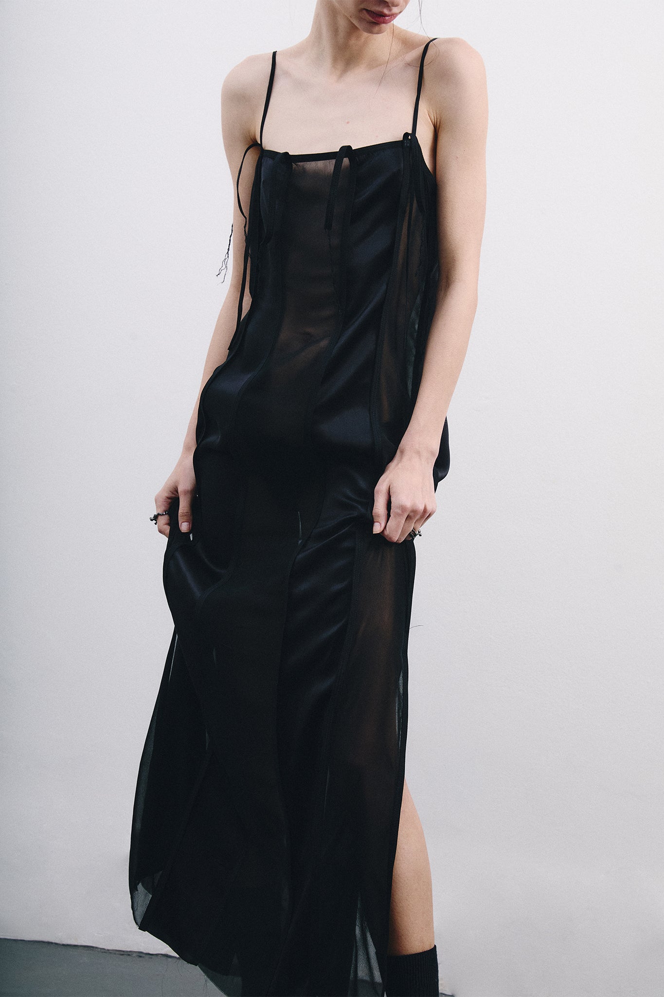 Vestido com Recortes Verticais em Seda - Preto