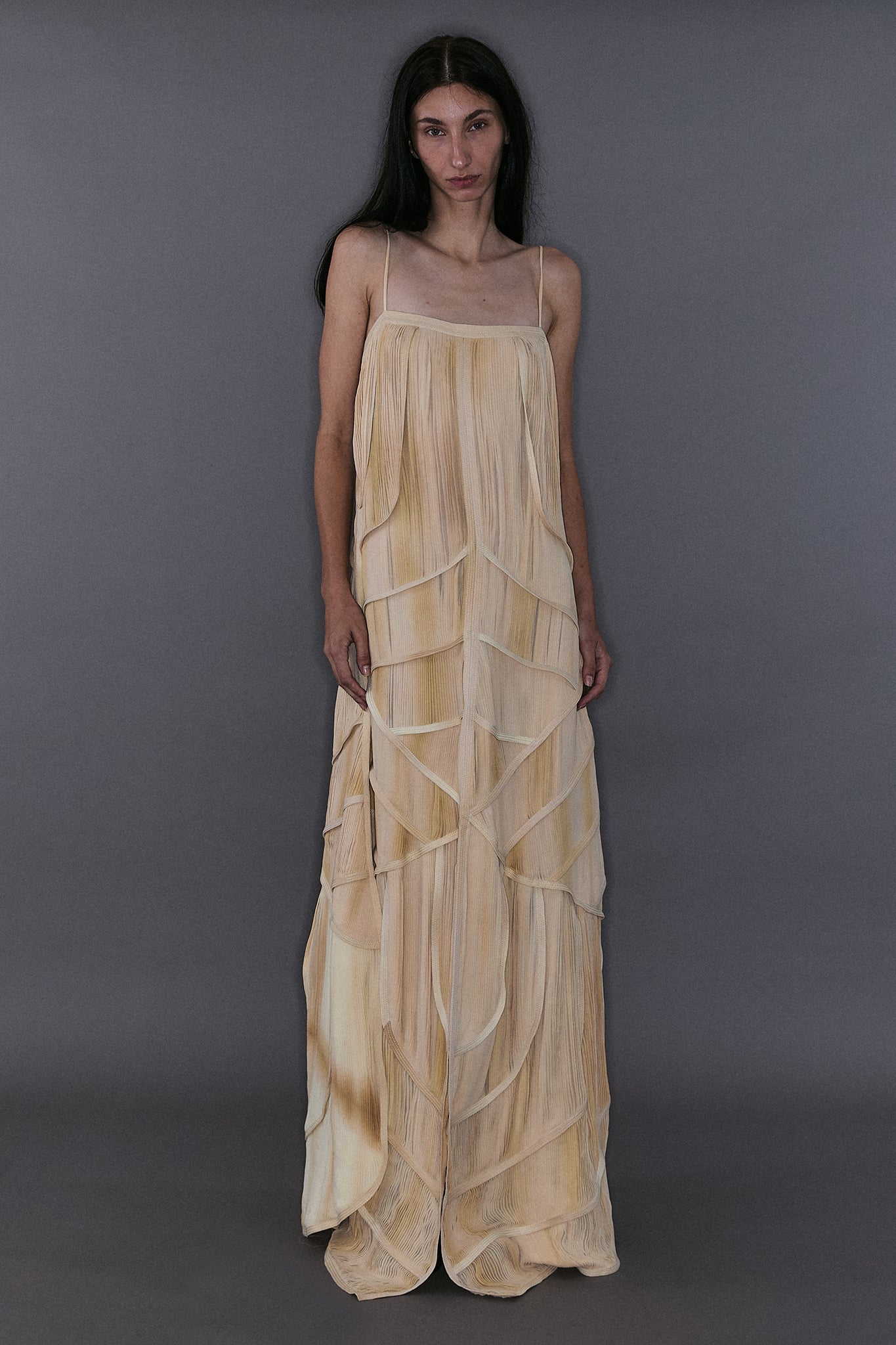 Vestido Mil Recortes com Quatro Caudas em Seda Plissada - Off-White
