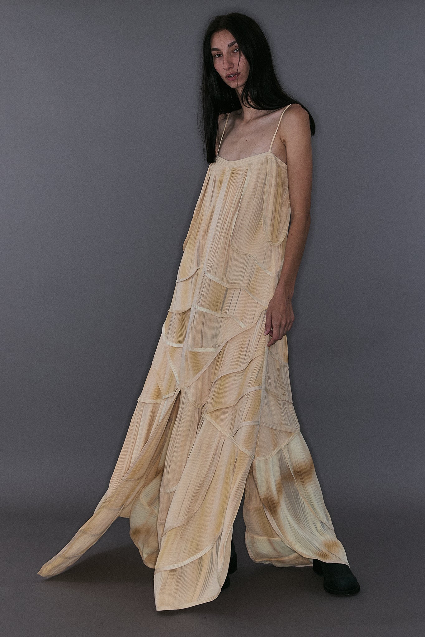 Vestido Mil Recortes com Quatro Caudas em Seda Plissada - Off-White