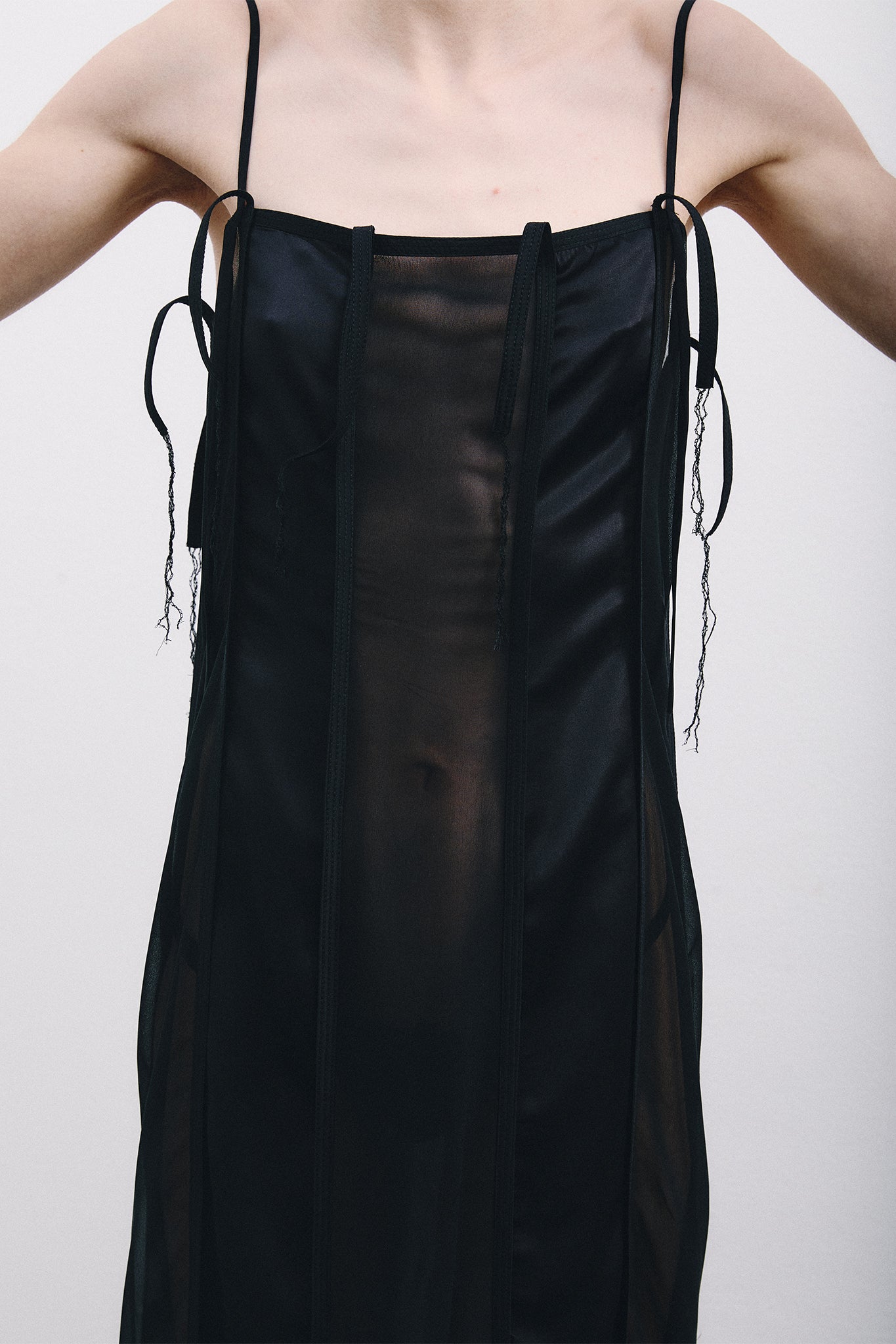 Vestido com Recortes Verticais em Seda - Preto