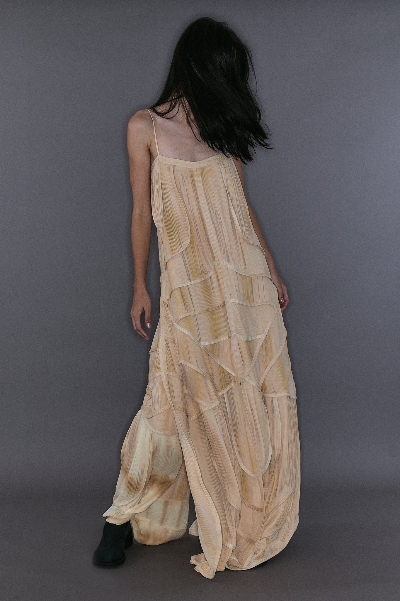 Vestido Mil Recortes com Quatro Caudas em Seda Plissada - Off-White