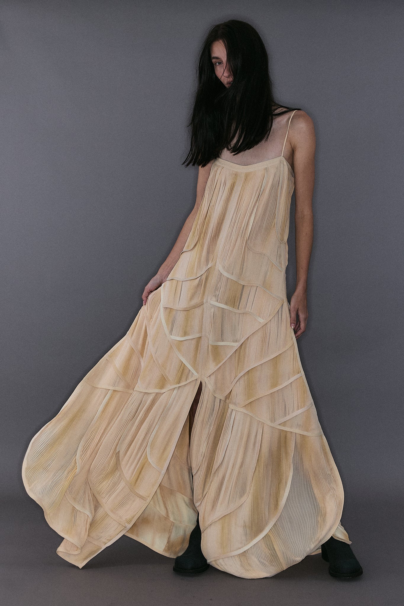 Vestido Mil Recortes com Quatro Caudas em Seda Plissada - Off-White