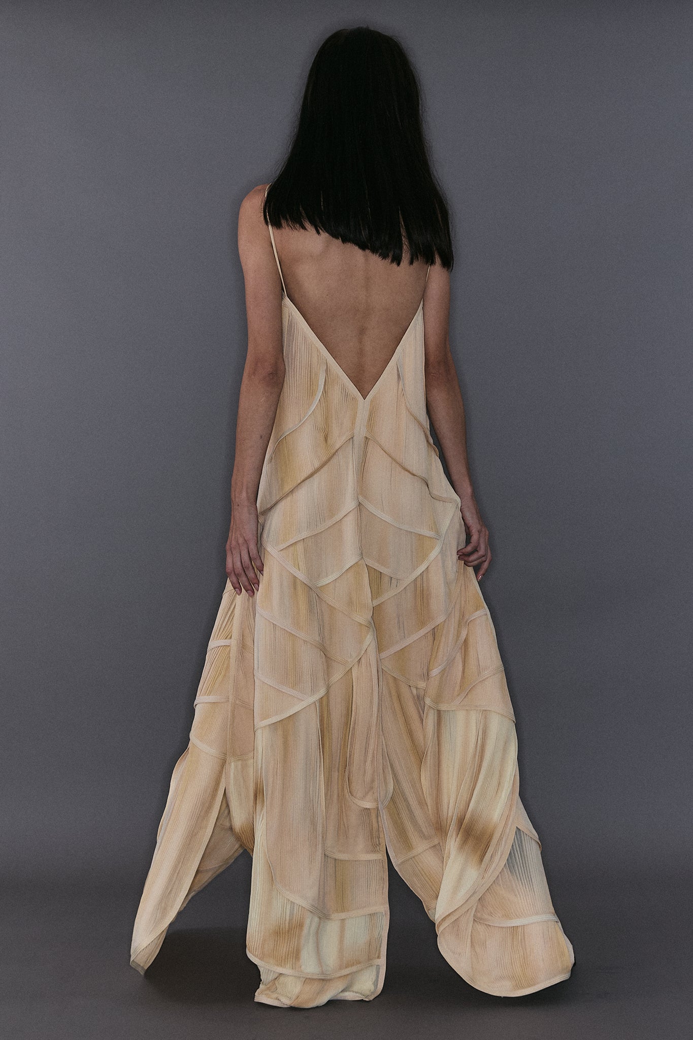 Vestido Mil Recortes com Quatro Caudas em Seda Plissada - Off-White