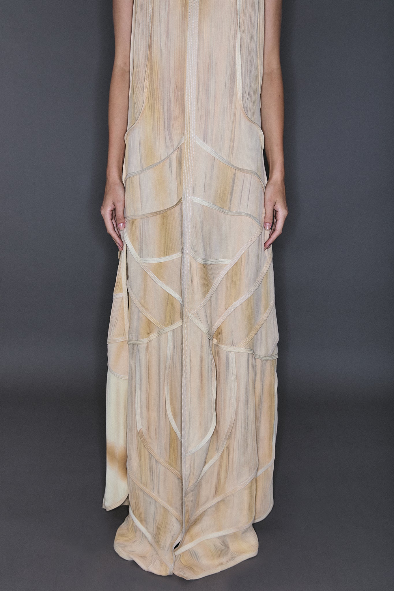Vestido Mil Recortes com Quatro Caudas em Seda Plissada - Off-White