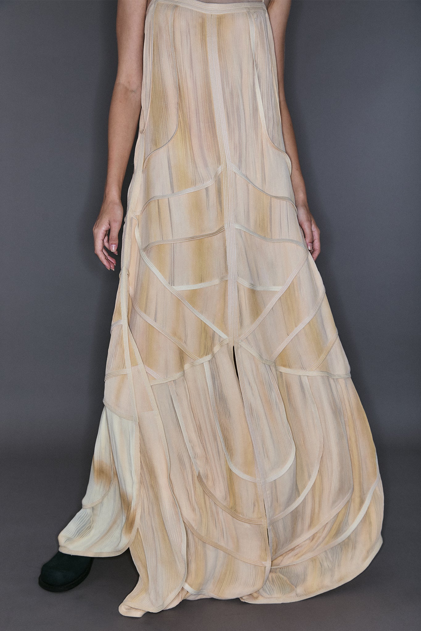 Vestido Mil Recortes com Quatro Caudas em Seda Plissada - Off-White