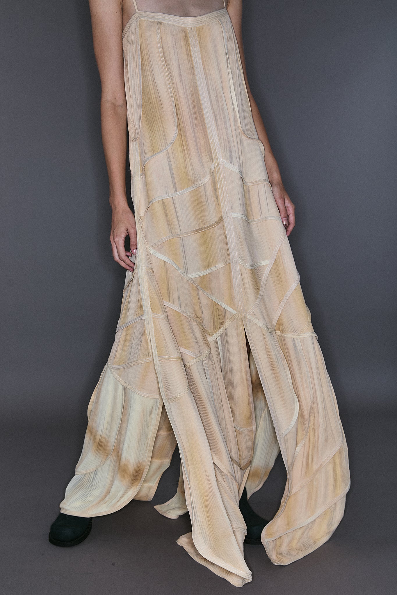 Vestido Mil Recortes com Quatro Caudas em Seda Plissada - Off-White
