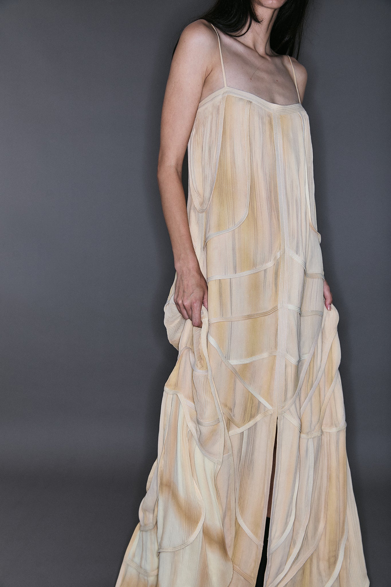 Vestido Mil Recortes com Quatro Caudas em Seda Plissada - Off-White