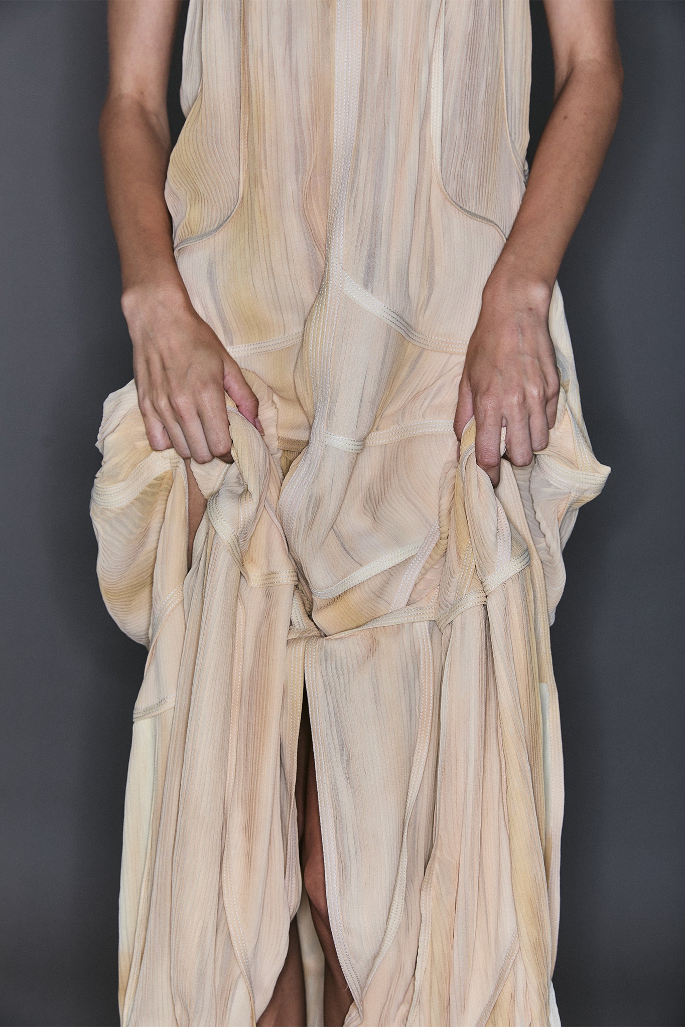 Vestido Mil Recortes com Quatro Caudas em Seda Plissada - Off-White