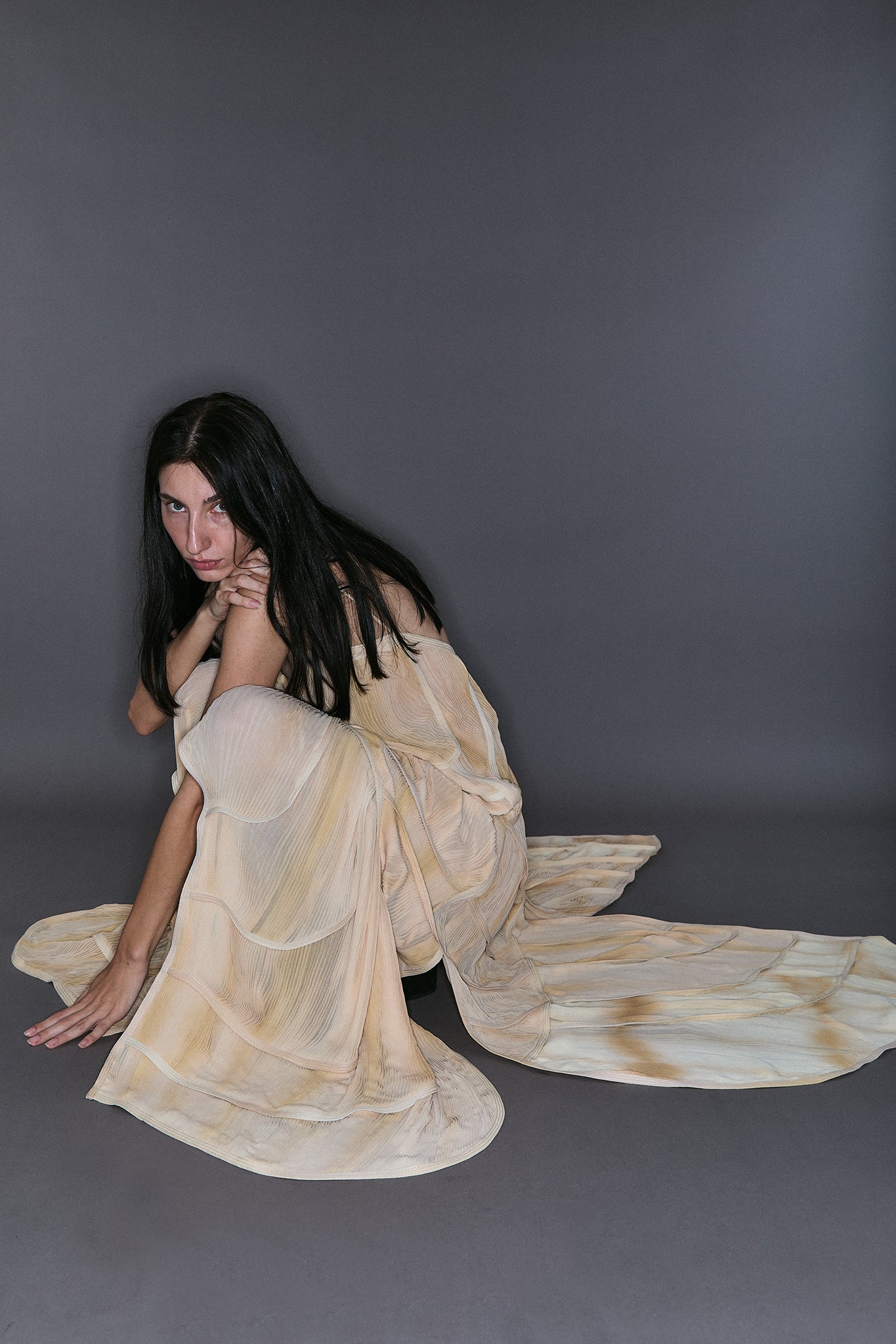 Vestido Mil Recortes com Quatro Caudas em Seda Plissada - Off-White