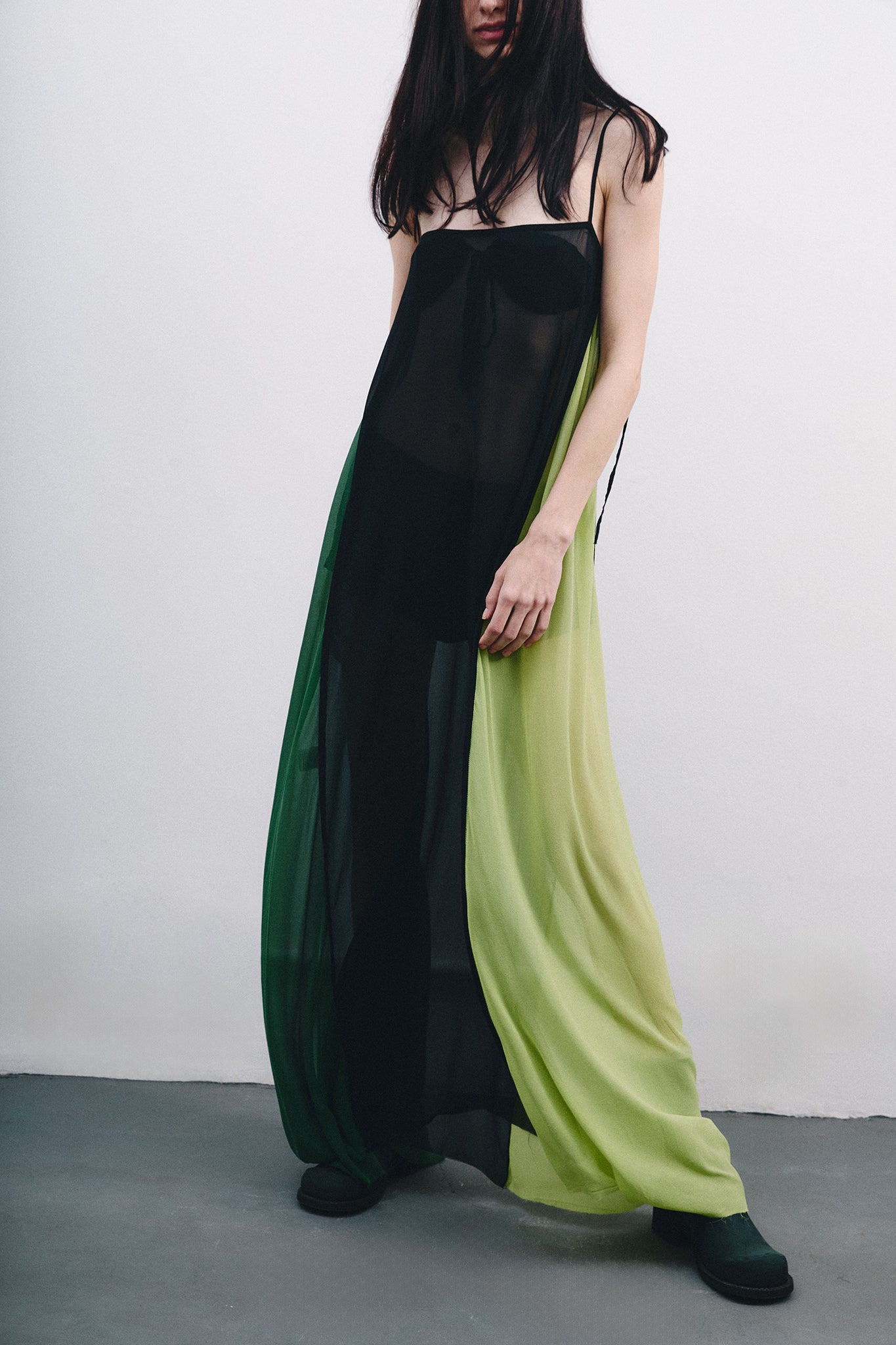 Vestido com Recortes Laterais em Seda - Preto&Duo Verde