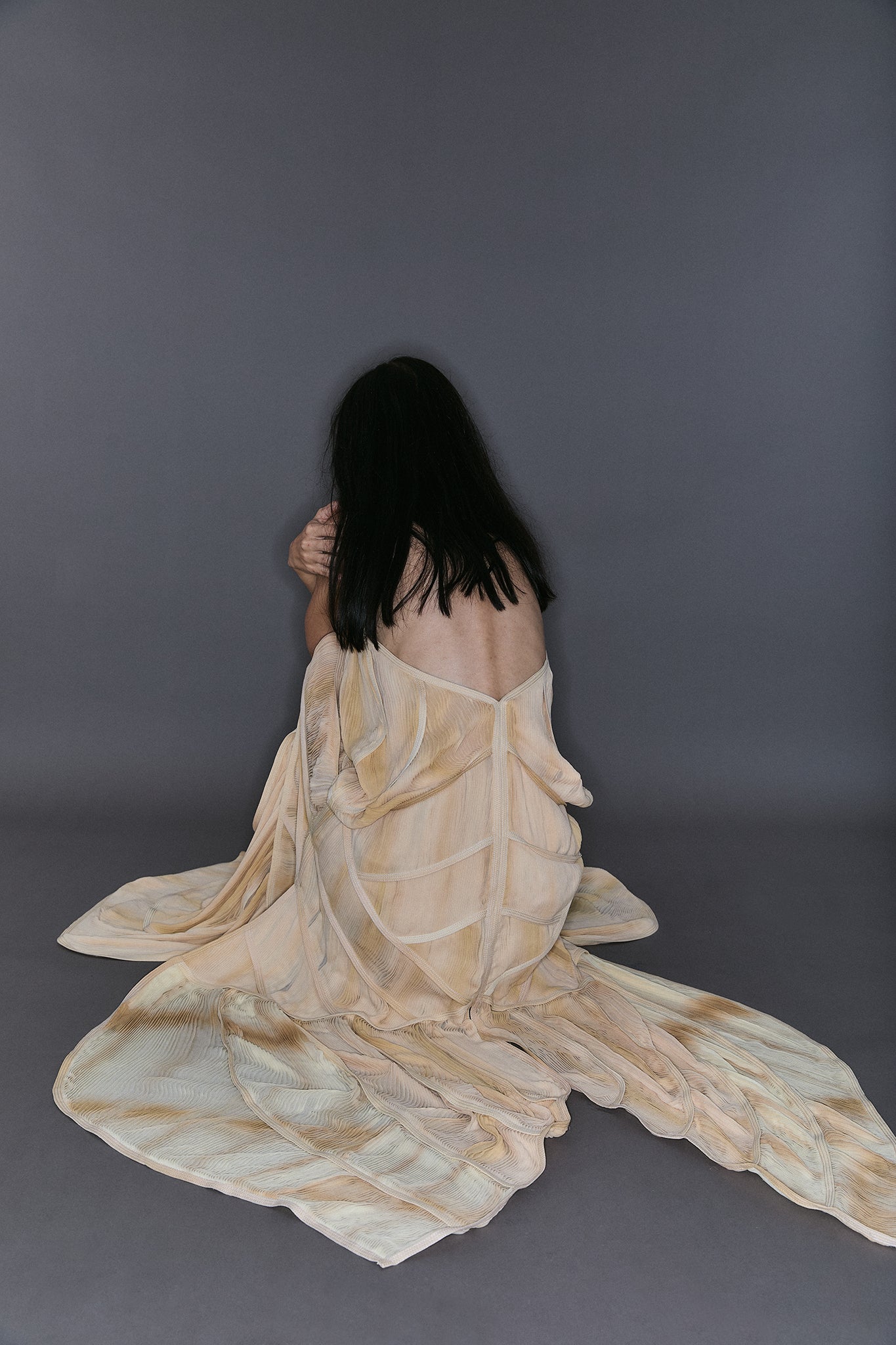 Vestido Mil Recortes com Quatro Caudas em Seda Plissada - Off-White