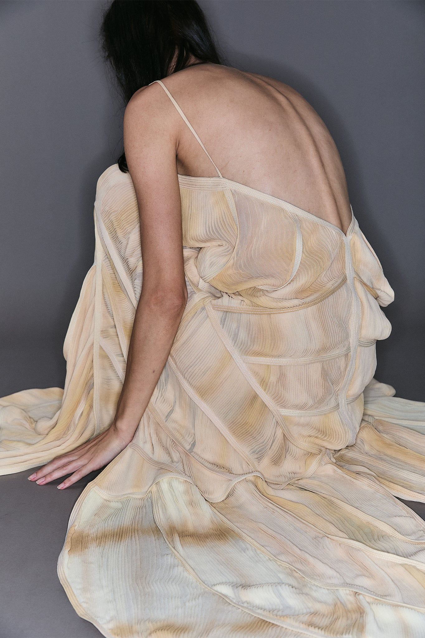 Vestido Mil Recortes com Quatro Caudas em Seda Plissada - Off-White
