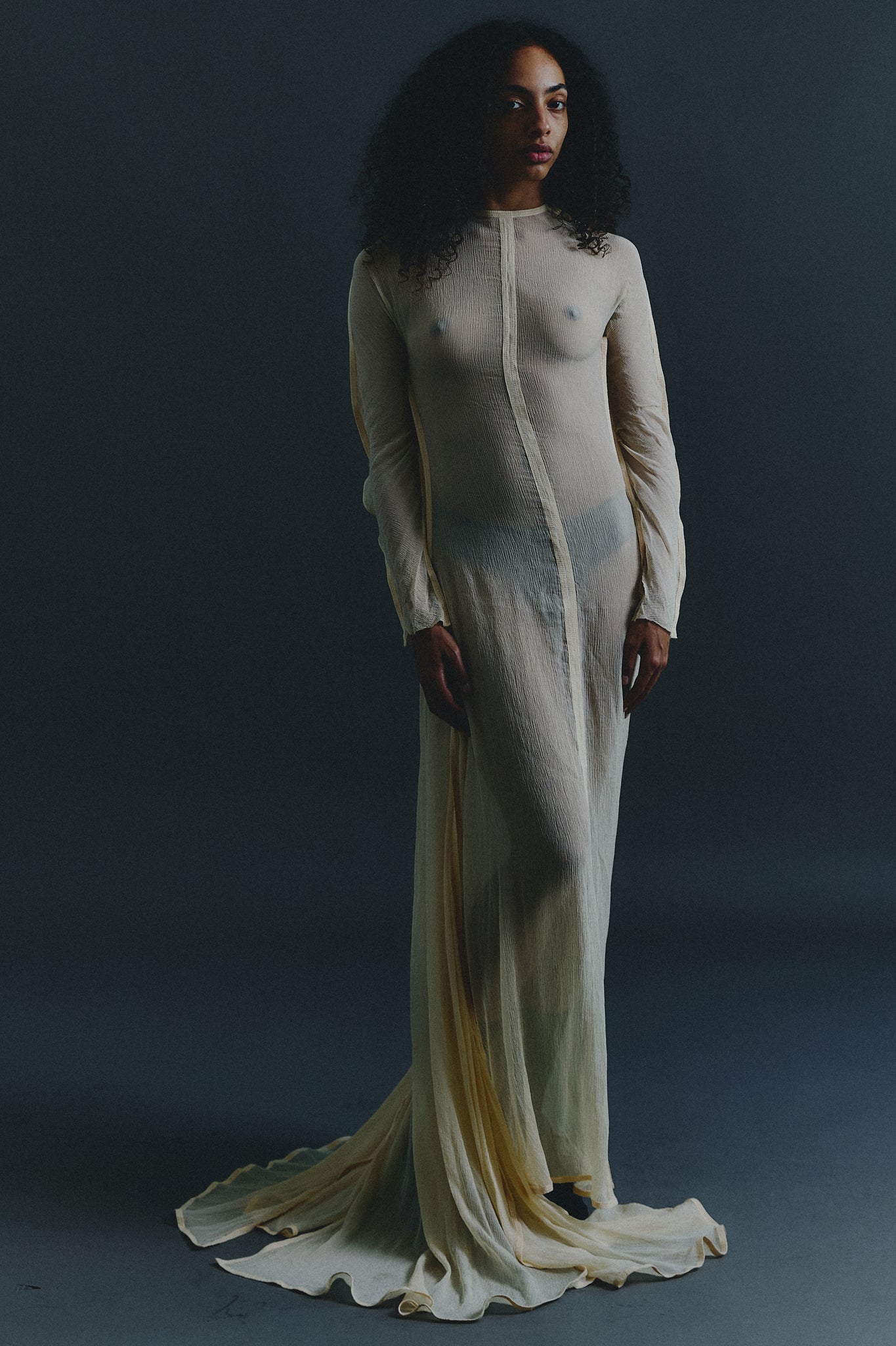 Maxi Vestido Silhueta com Cauda de Seda Chiffon - Marfim