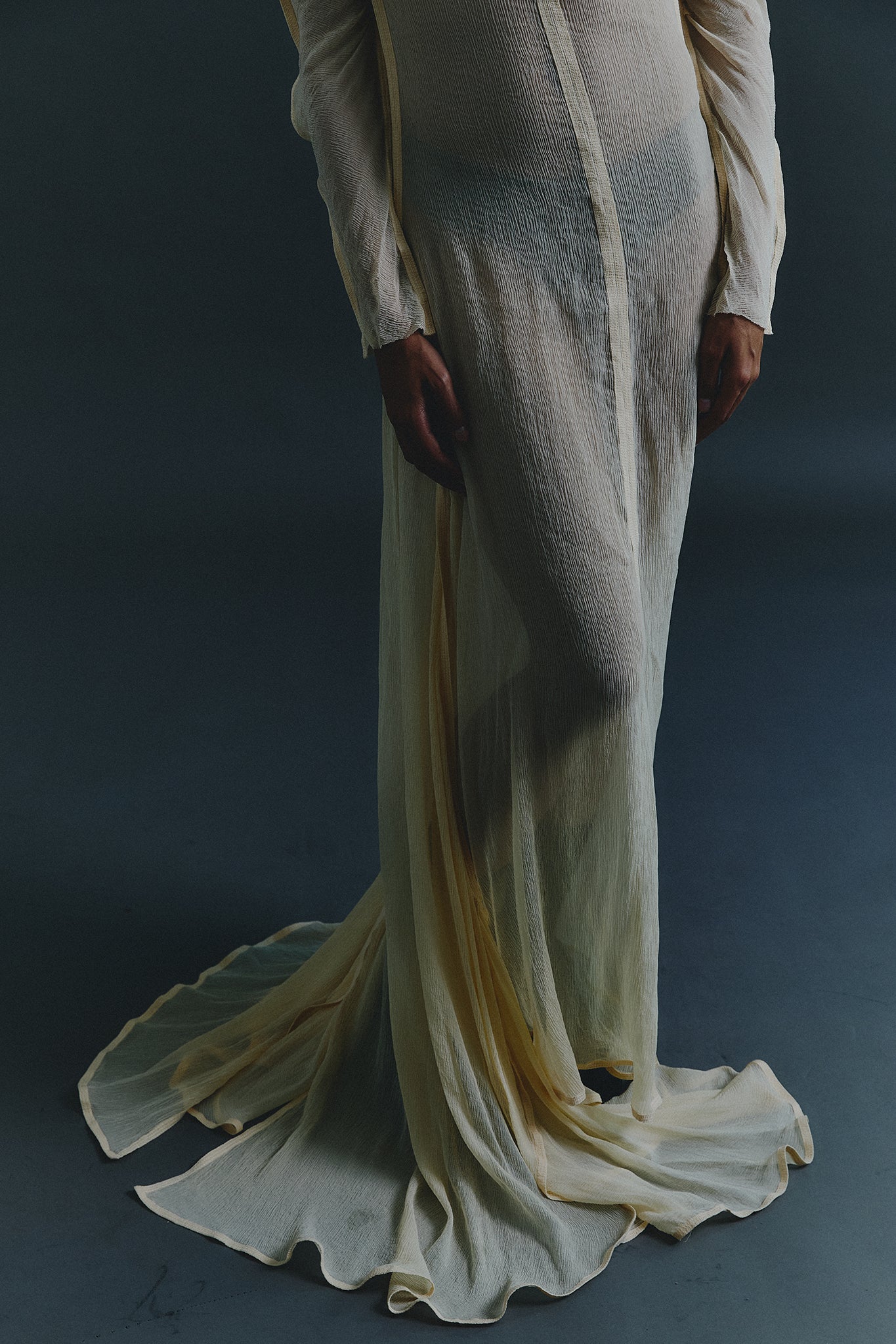 Maxi Vestido Silhueta com Cauda de Seda Chiffon - Marfim