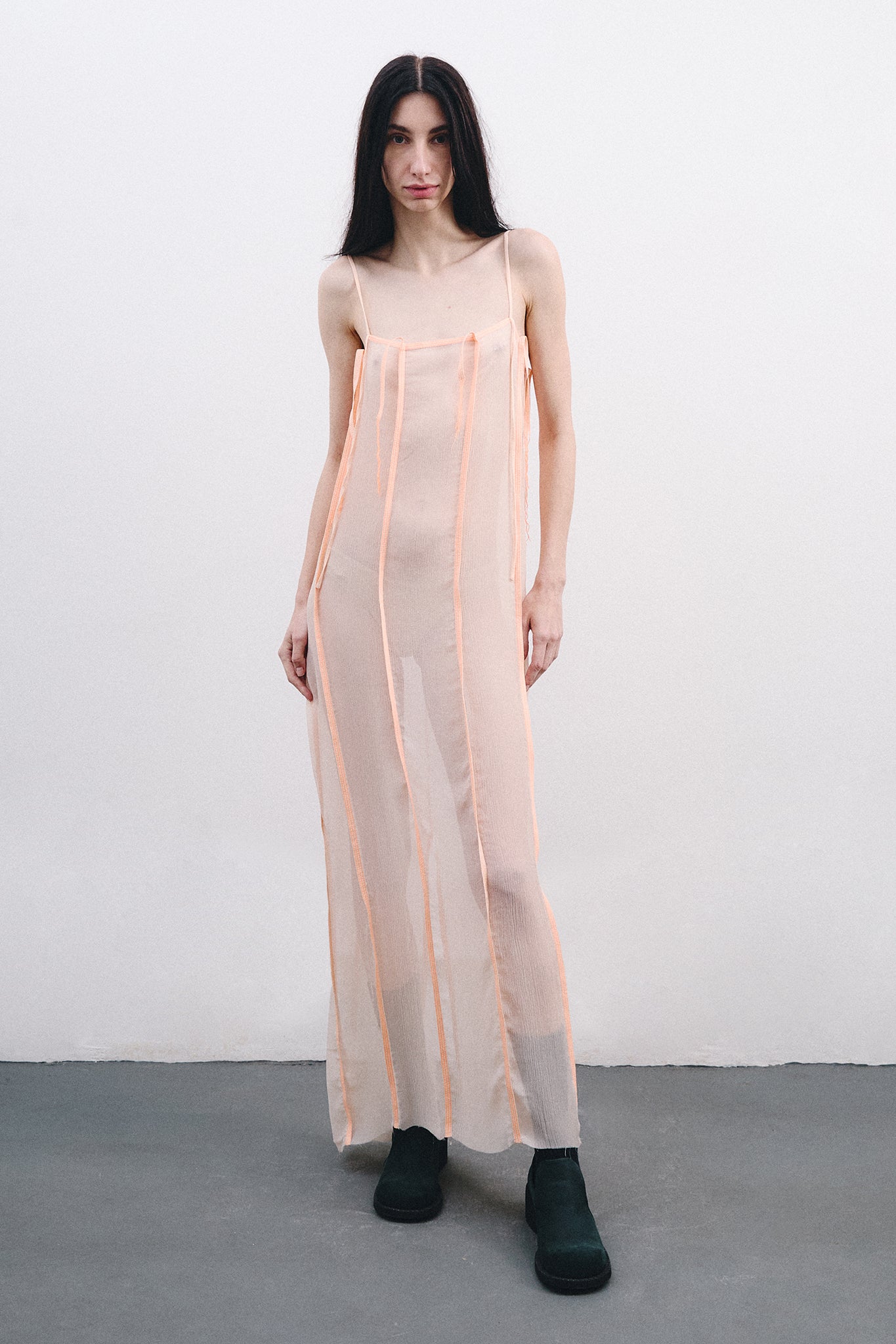 Vestido com Recortes Verticais em Seda - Bege Alaranjado