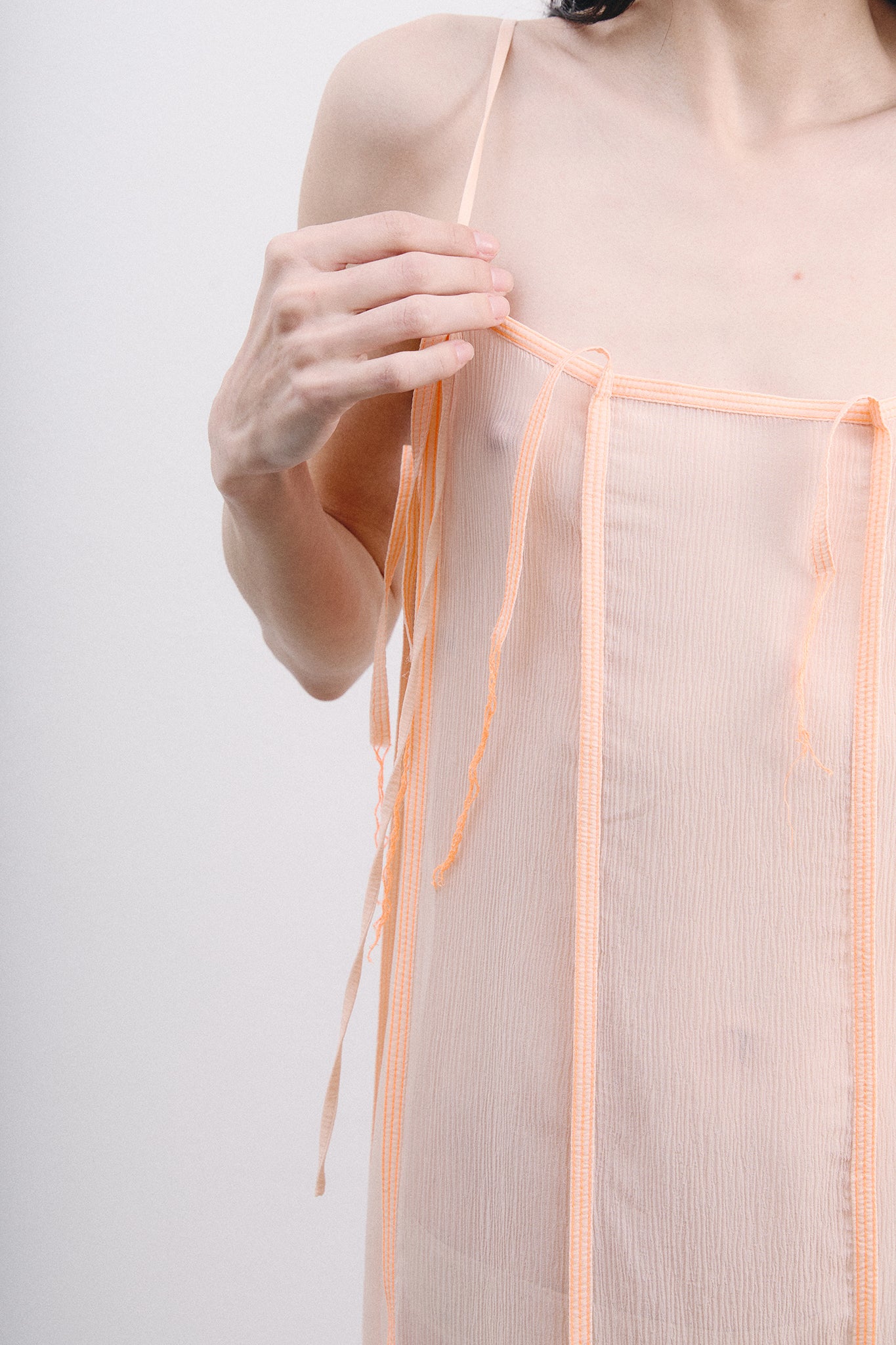 Vestido com Recortes Verticais em Seda - Bege Alaranjado