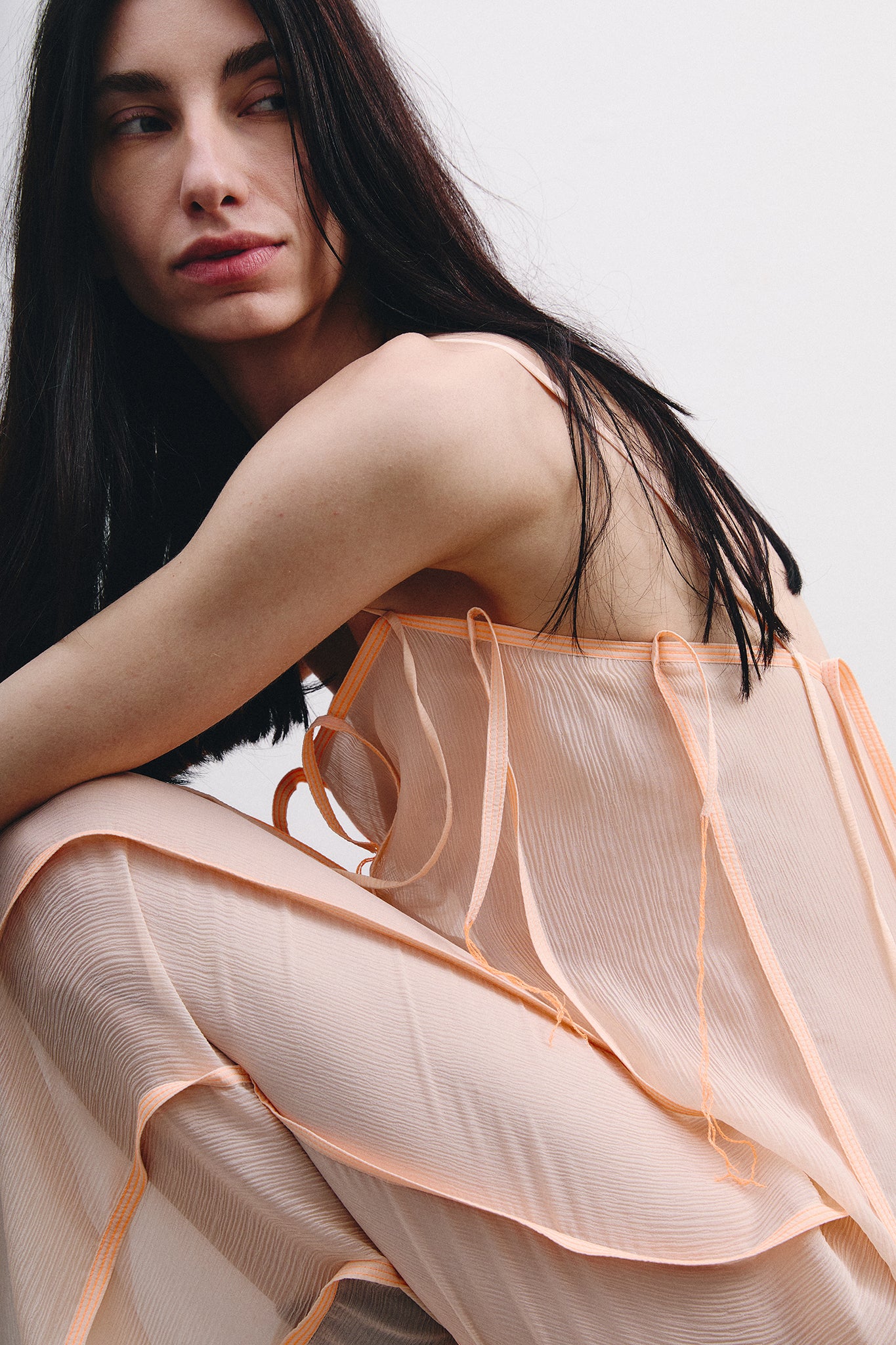 Vestido com Recortes Verticais em Seda - Bege Alaranjado