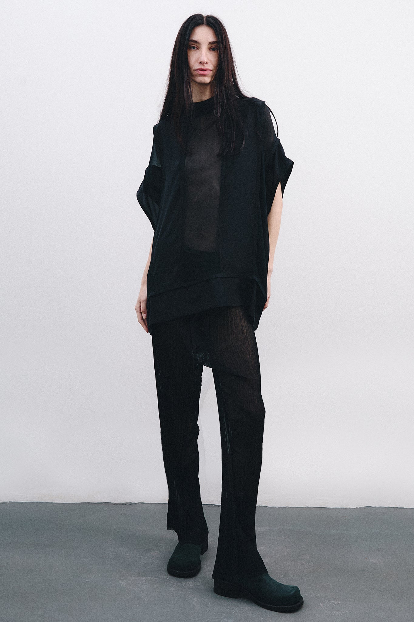 Blusa Gola Midi com Recortes Verticais em Seda - Preto